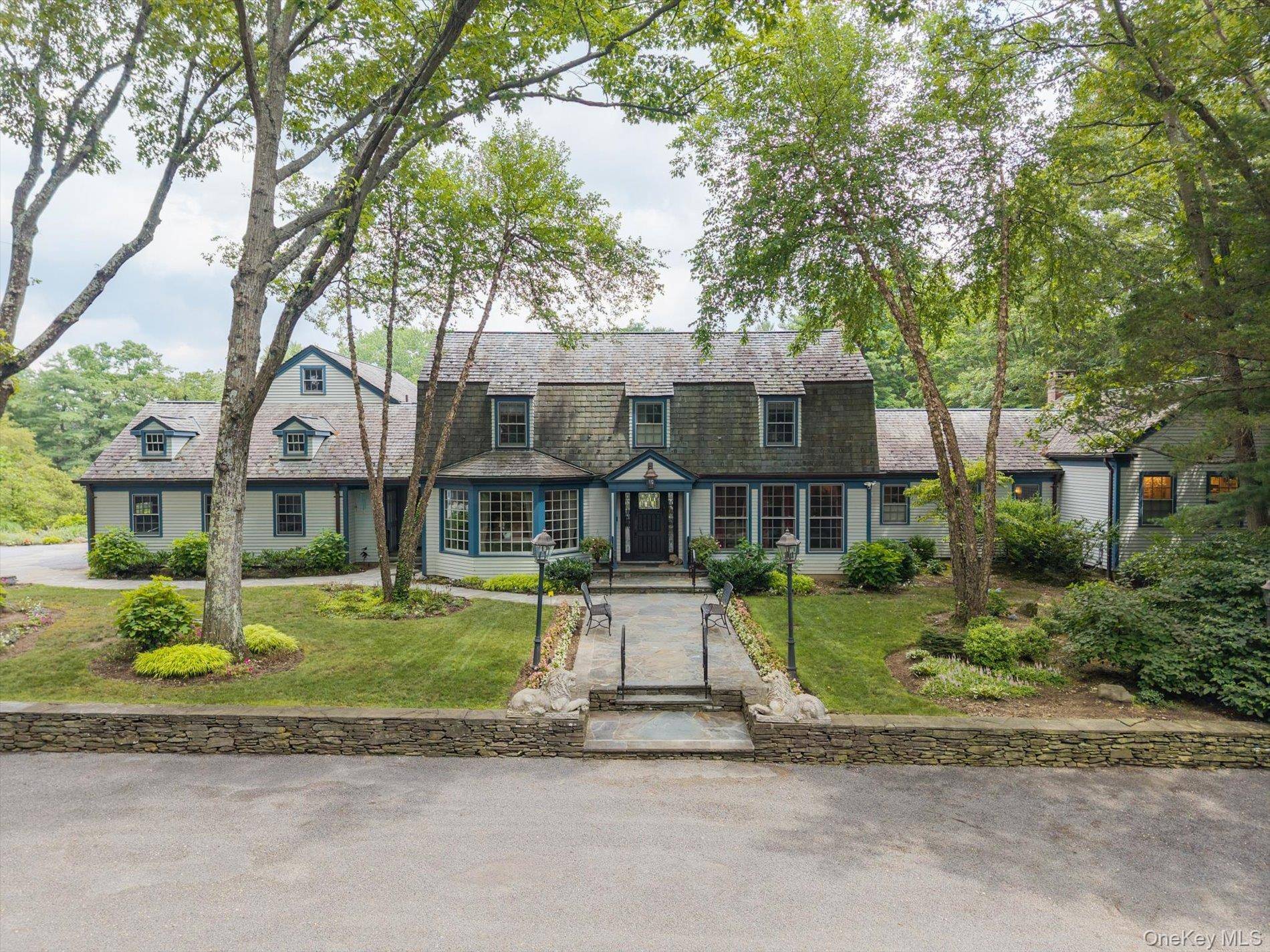 4 Clock Tower LN, Old Westbury, NY 11568