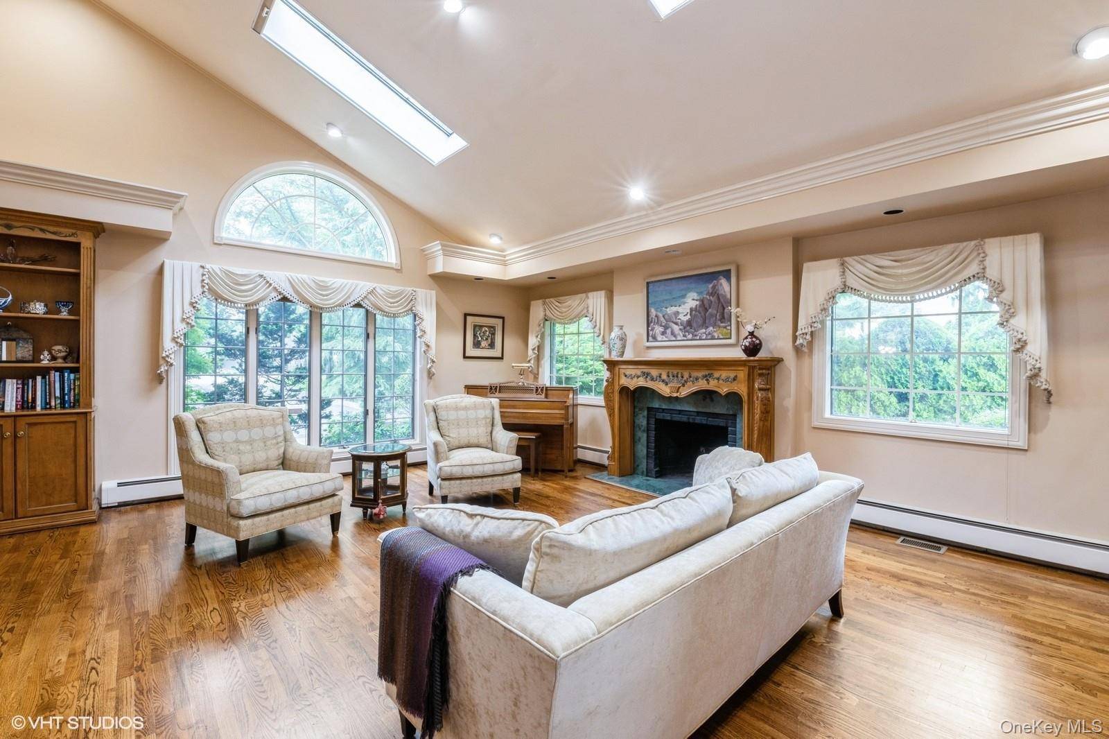 835 Barberry LN, Woodsburgh, NY 11598