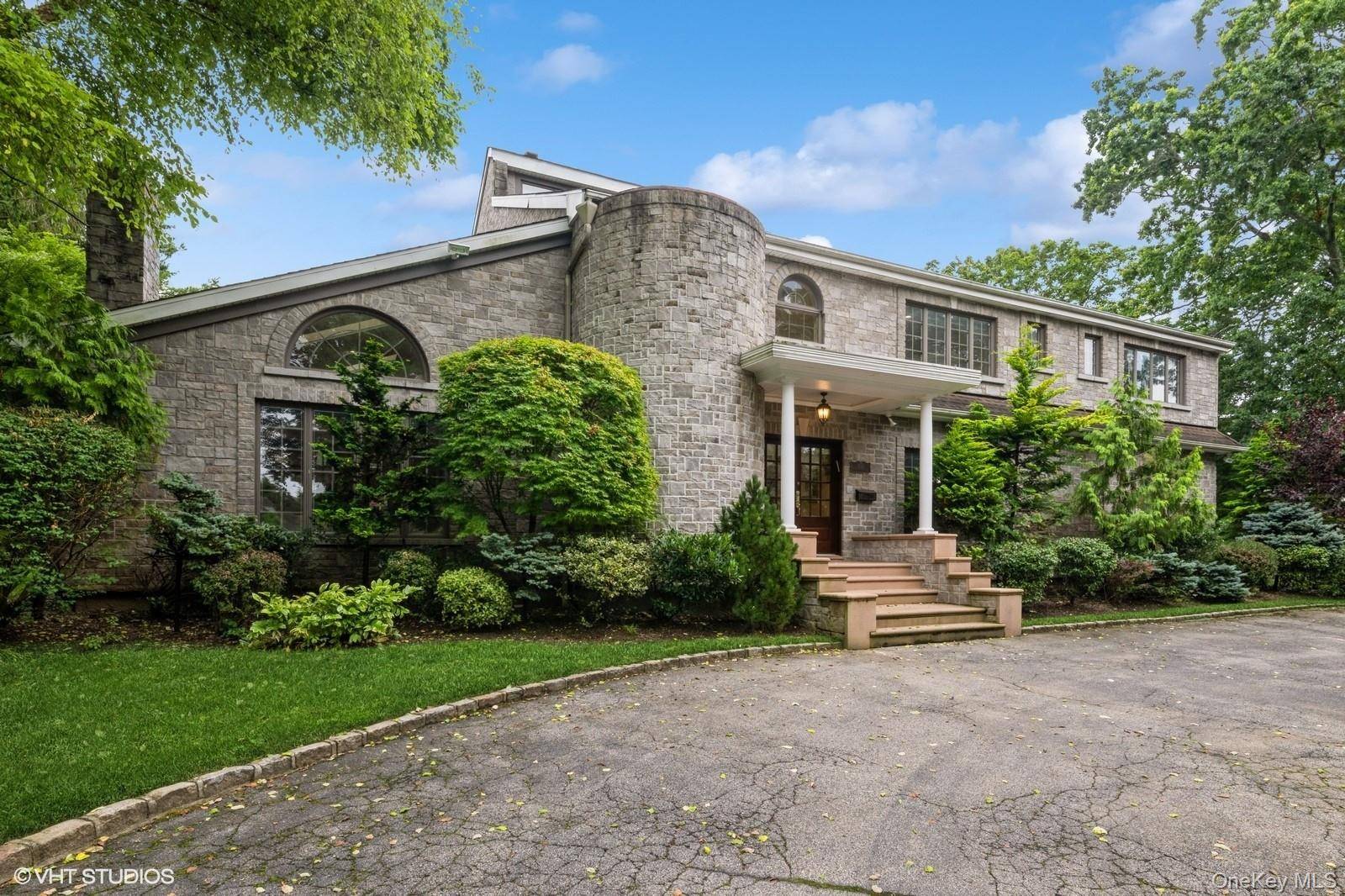 835 Barberry LN, Woodsburgh, NY 11598