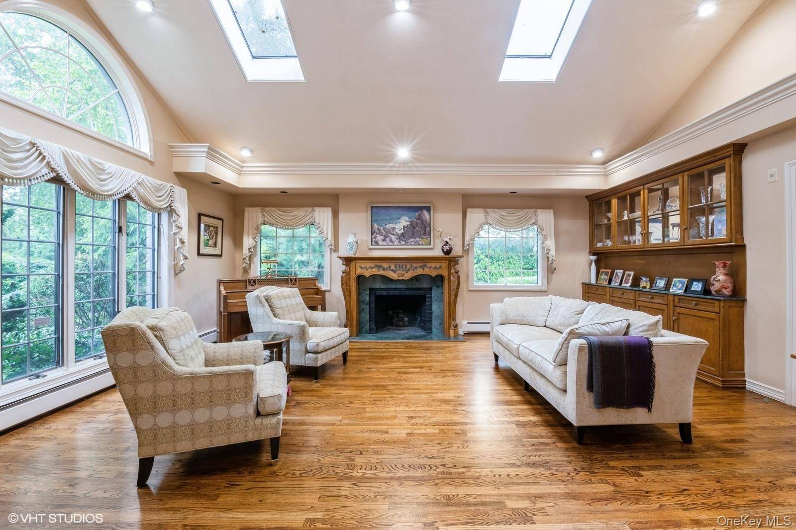835 Barberry LN, Woodsburgh, NY 11598