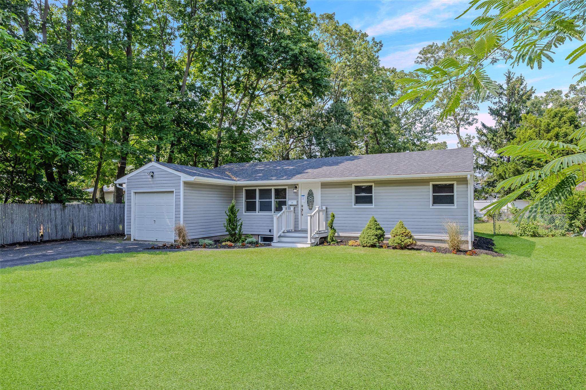 4991 Express DR, Lake Ronkonkoma, NY 11779