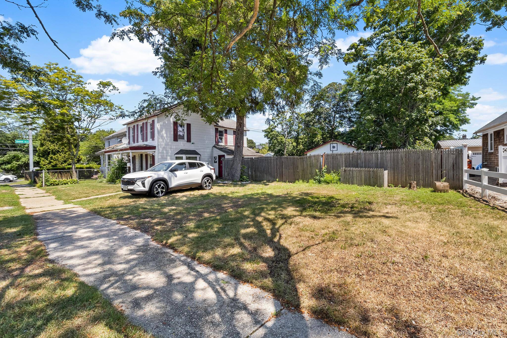 59 Irish LN, East Islip, NY 11730