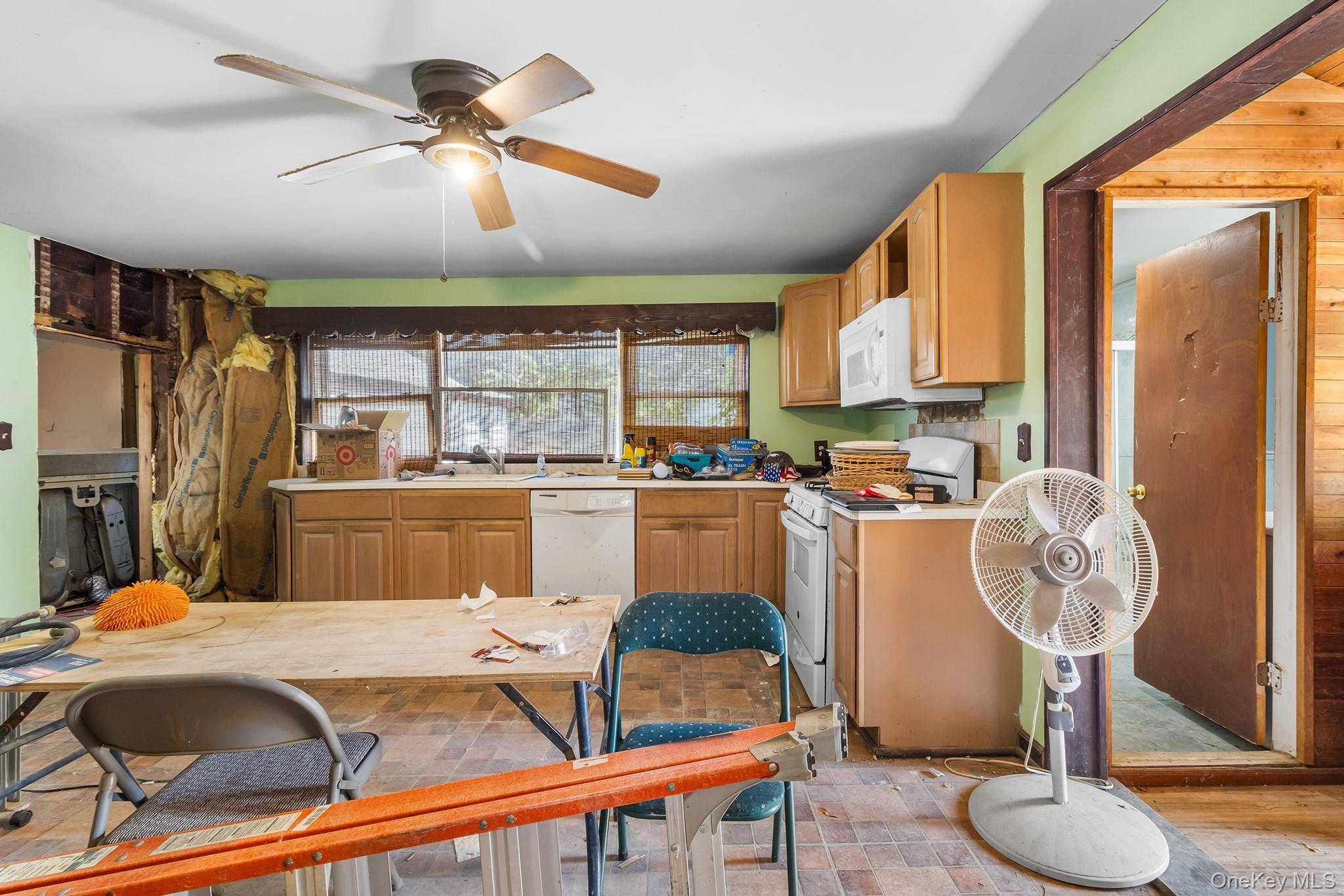 59 Irish LN, East Islip, NY 11730