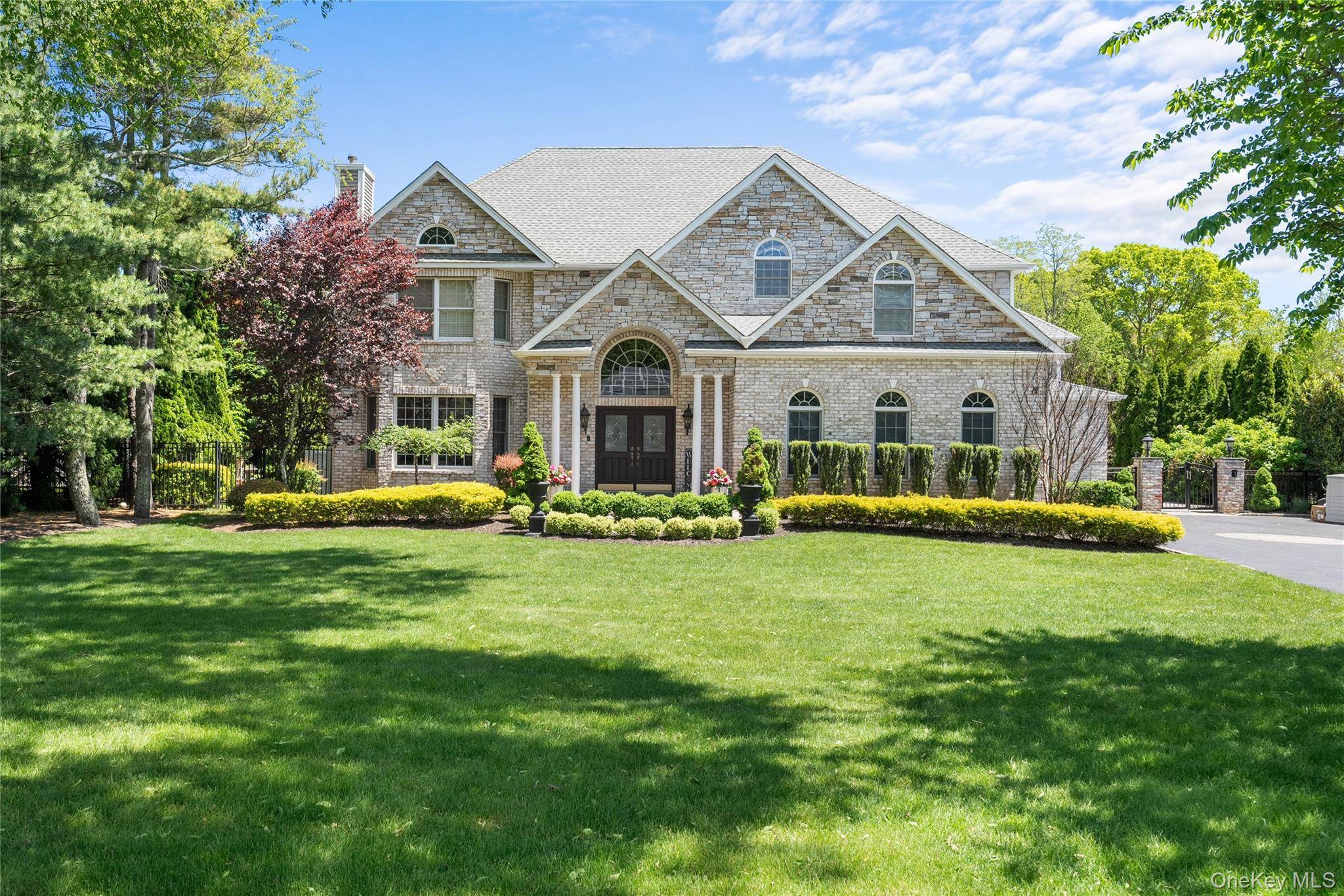 11 Crick Holly LN, East Islip, NY 11730