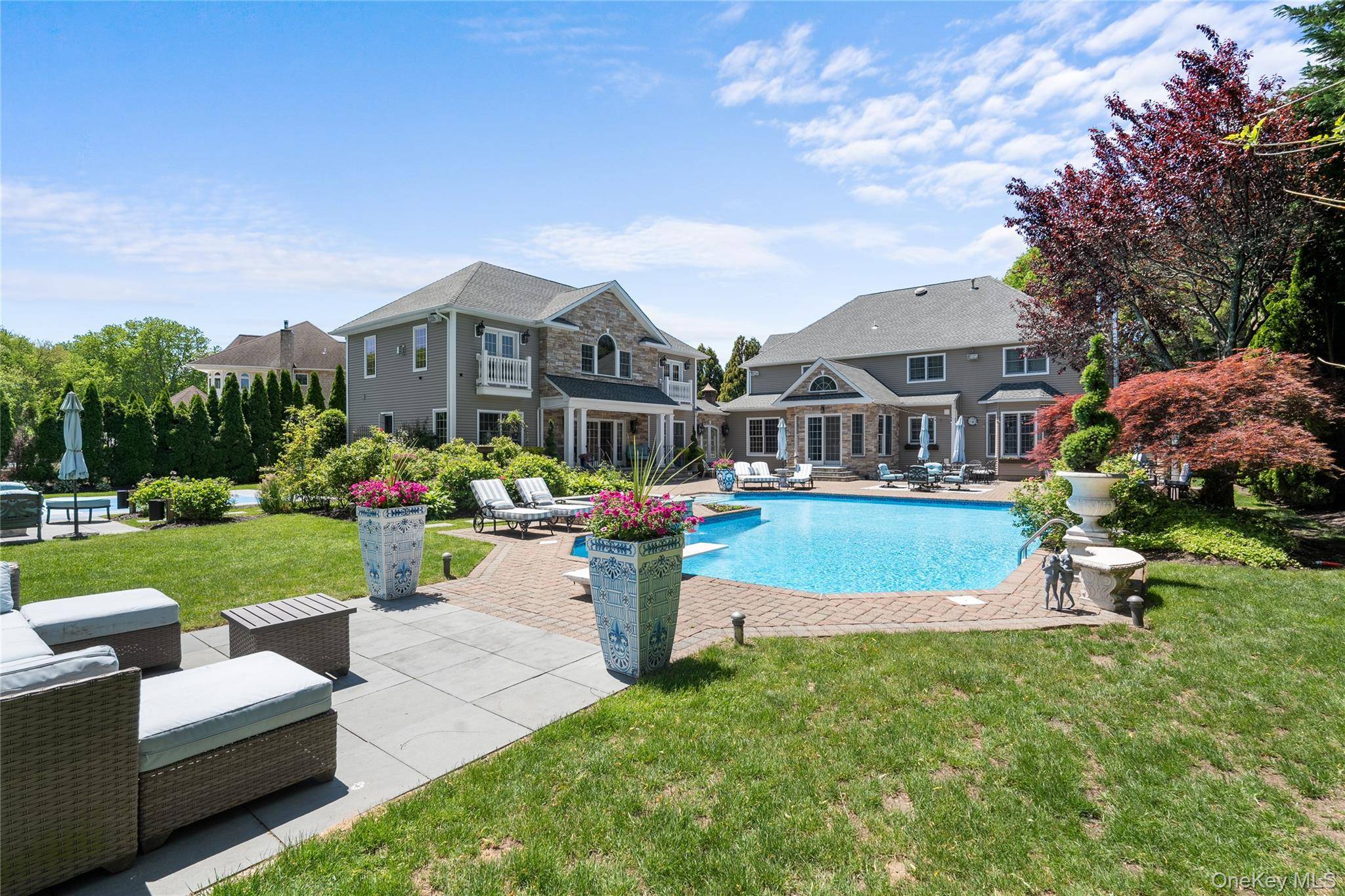 11 Crick Holly LN, East Islip, NY 11730