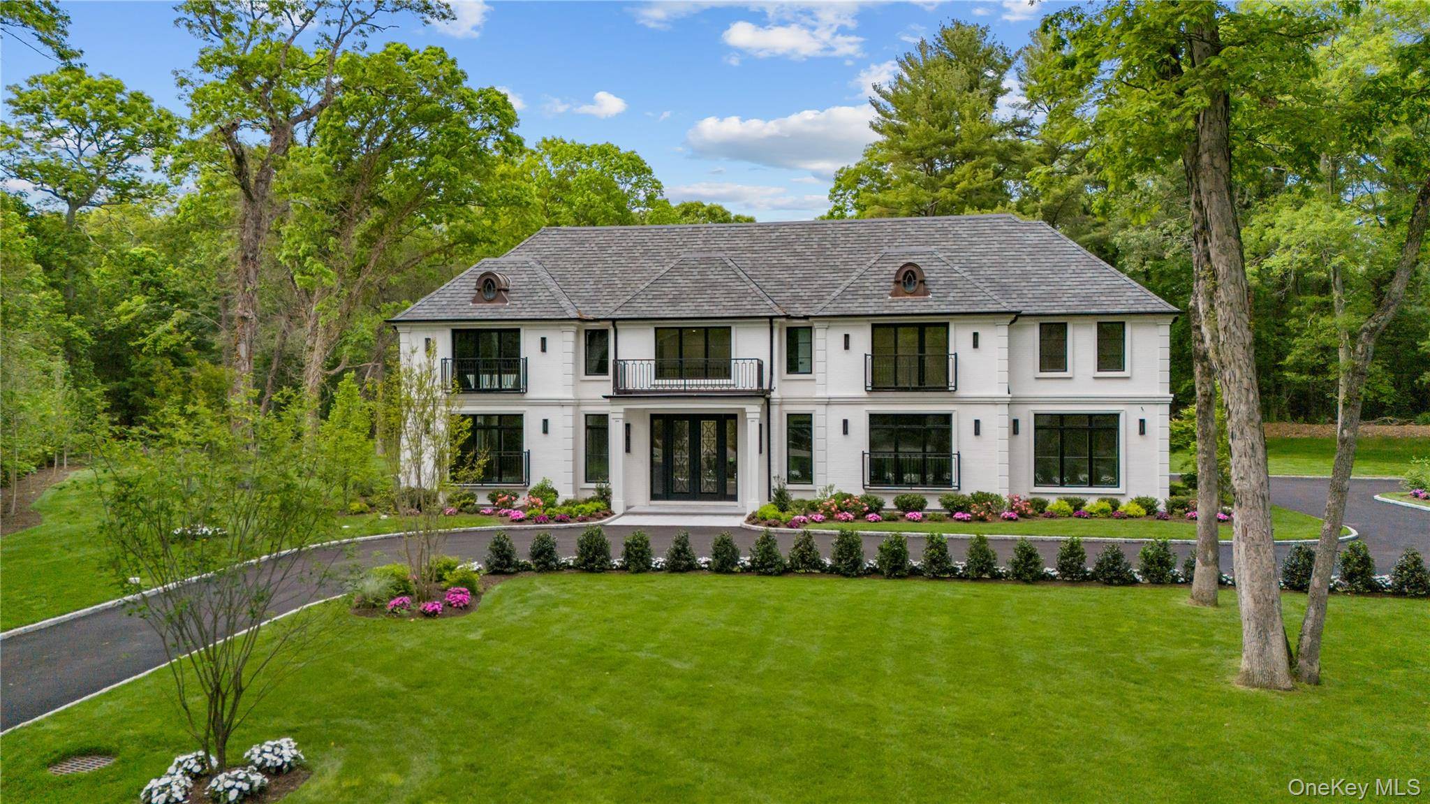 12 Quaker Ridge DR, Brookville, NY 11545