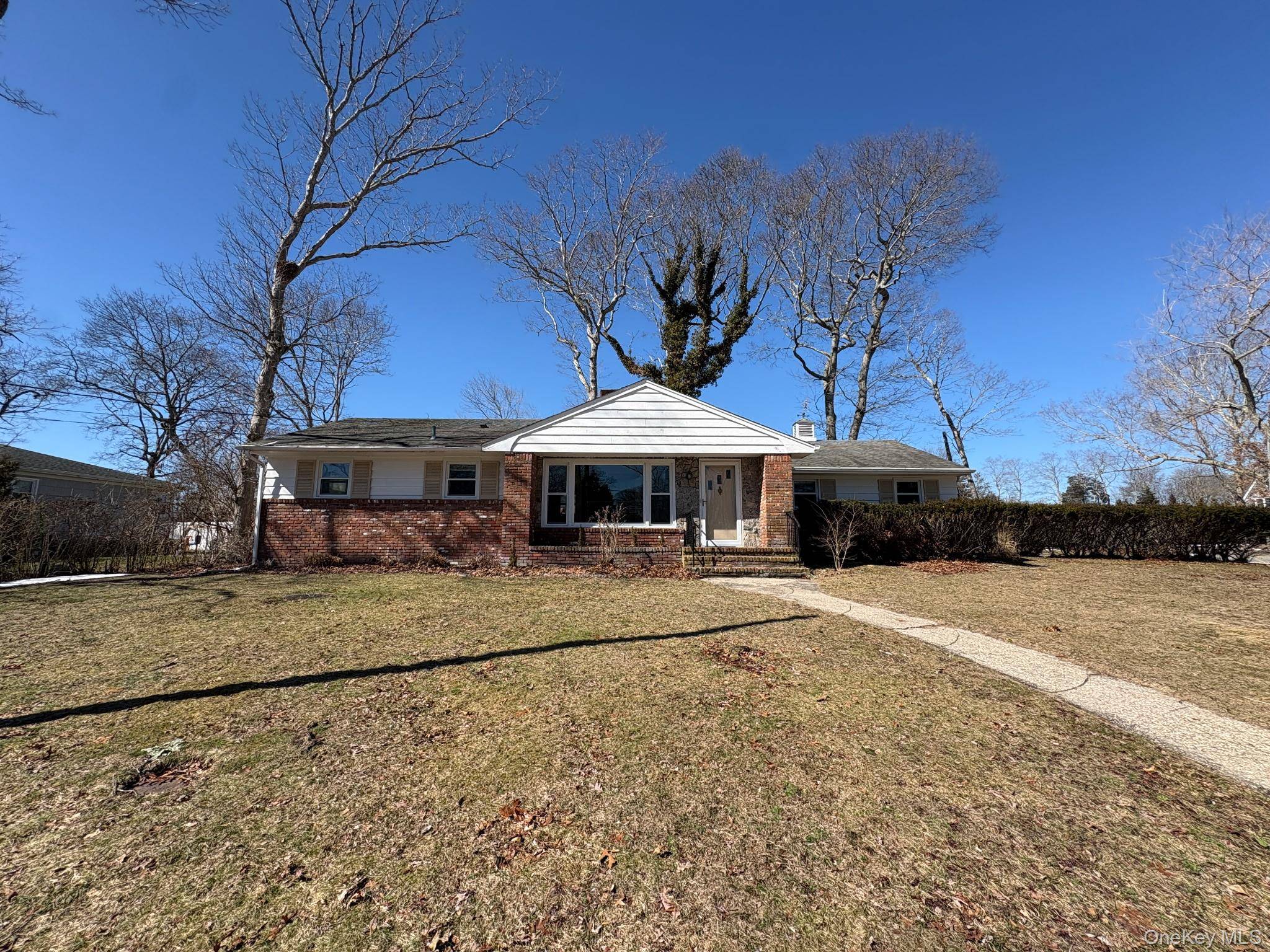 5 Leland DR, Westhampton, NY 11977