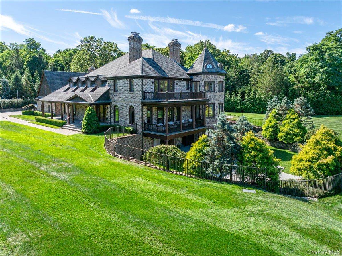 2 Sunset DR, Head Of The Harbor, NY 11780