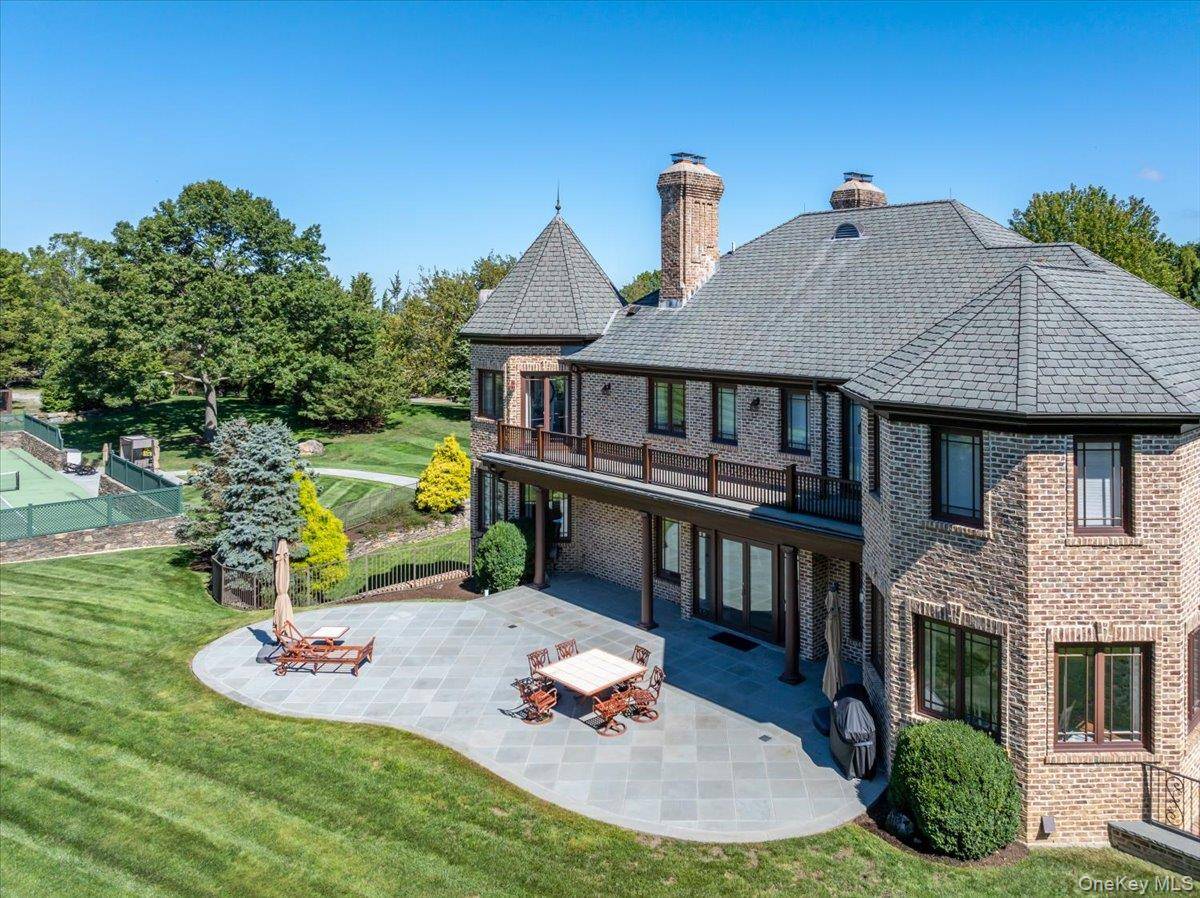 2 Sunset DR, Head Of The Harbor, NY 11780