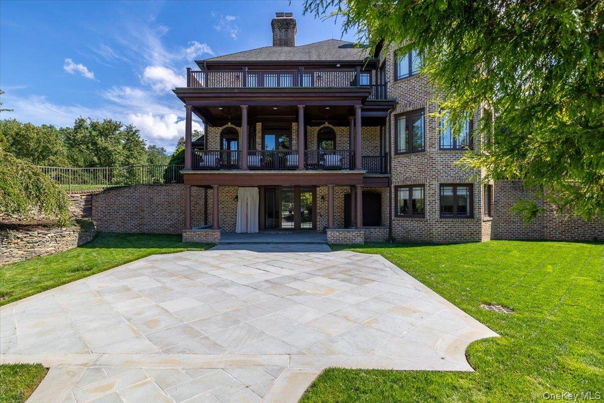 2 Sunset DR, Head Of The Harbor, NY 11780