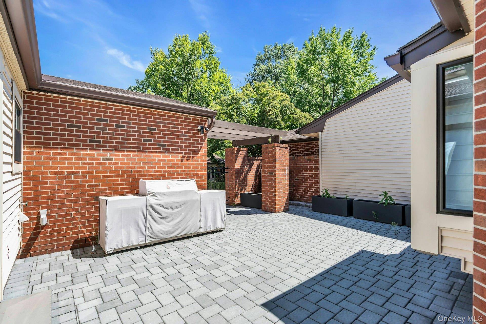 211 Hornbill DR, Manhasset, NY 11030