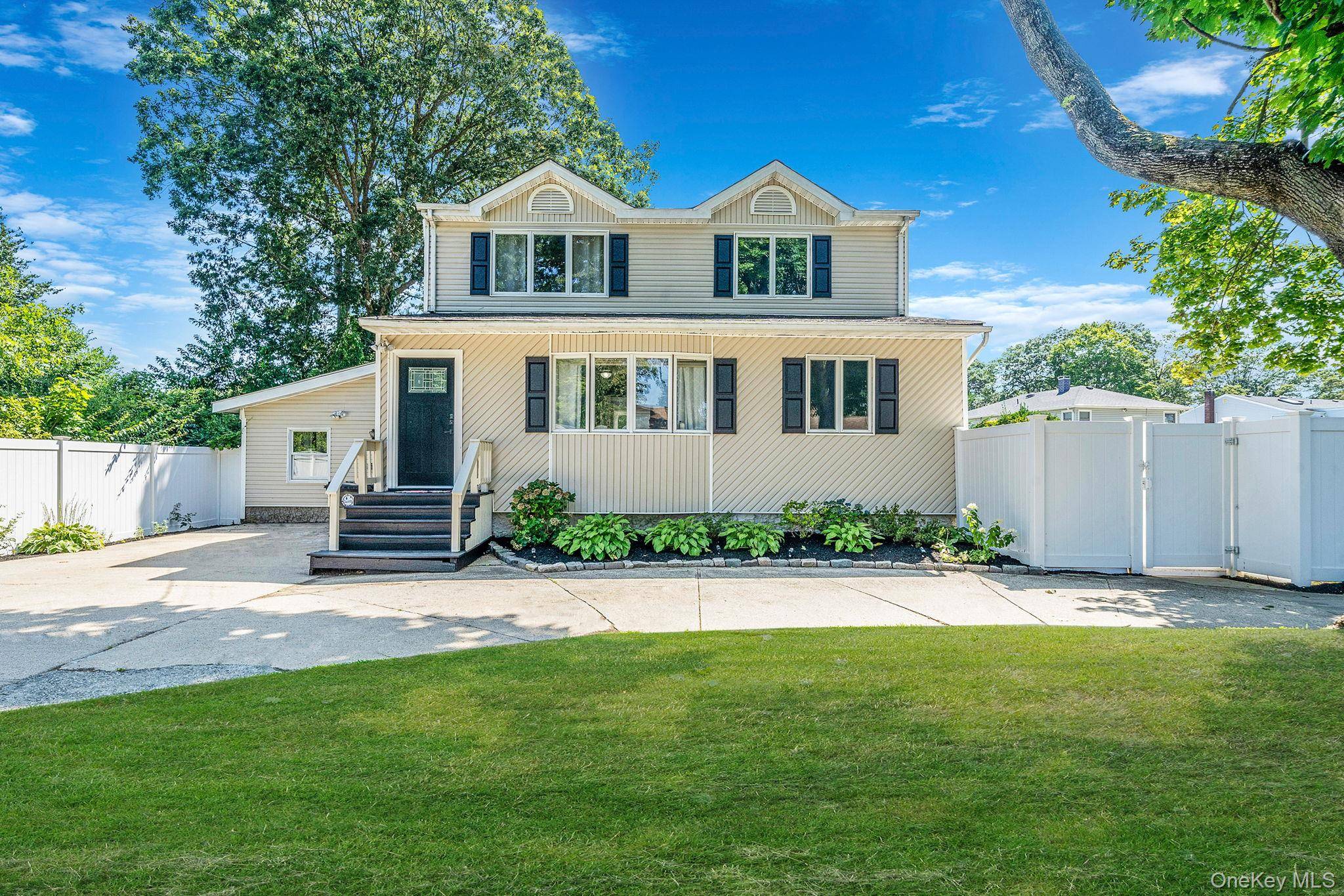 10 Roy AVE, West Islip, NY 11795
