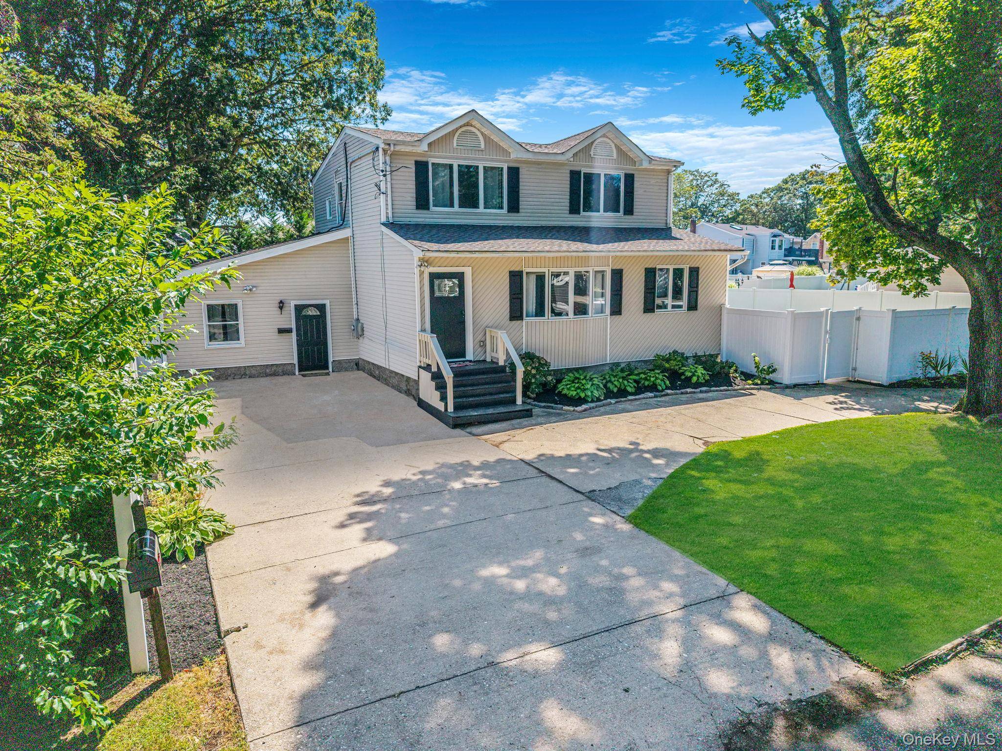 10 Roy AVE, West Islip, NY 11795