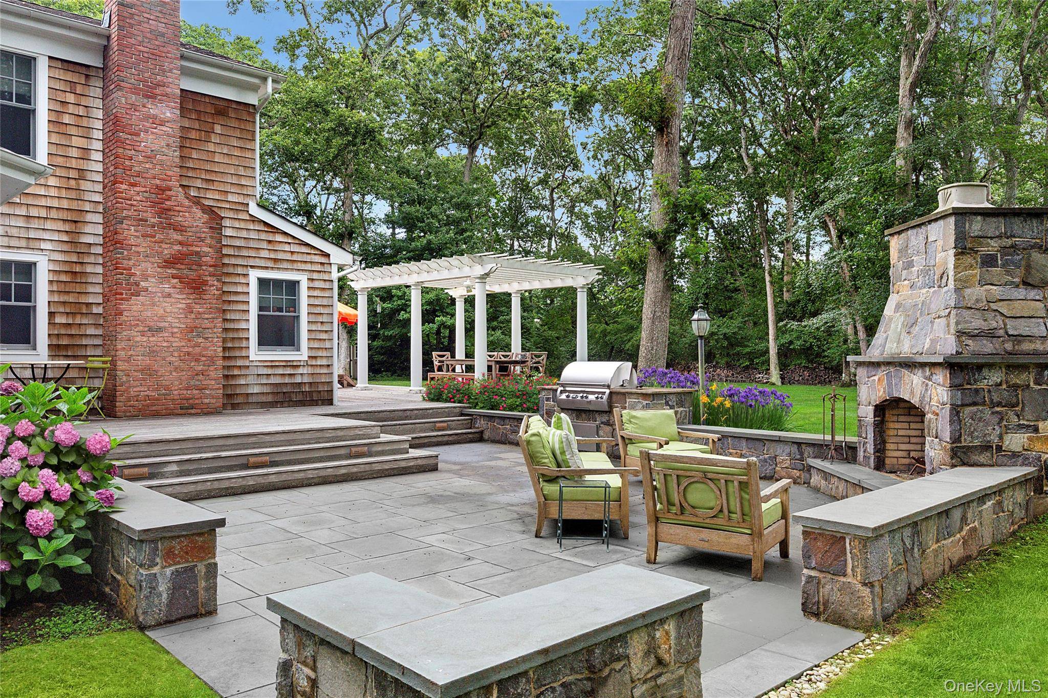 55 Cedar LN, Remsenburg, NY 11960