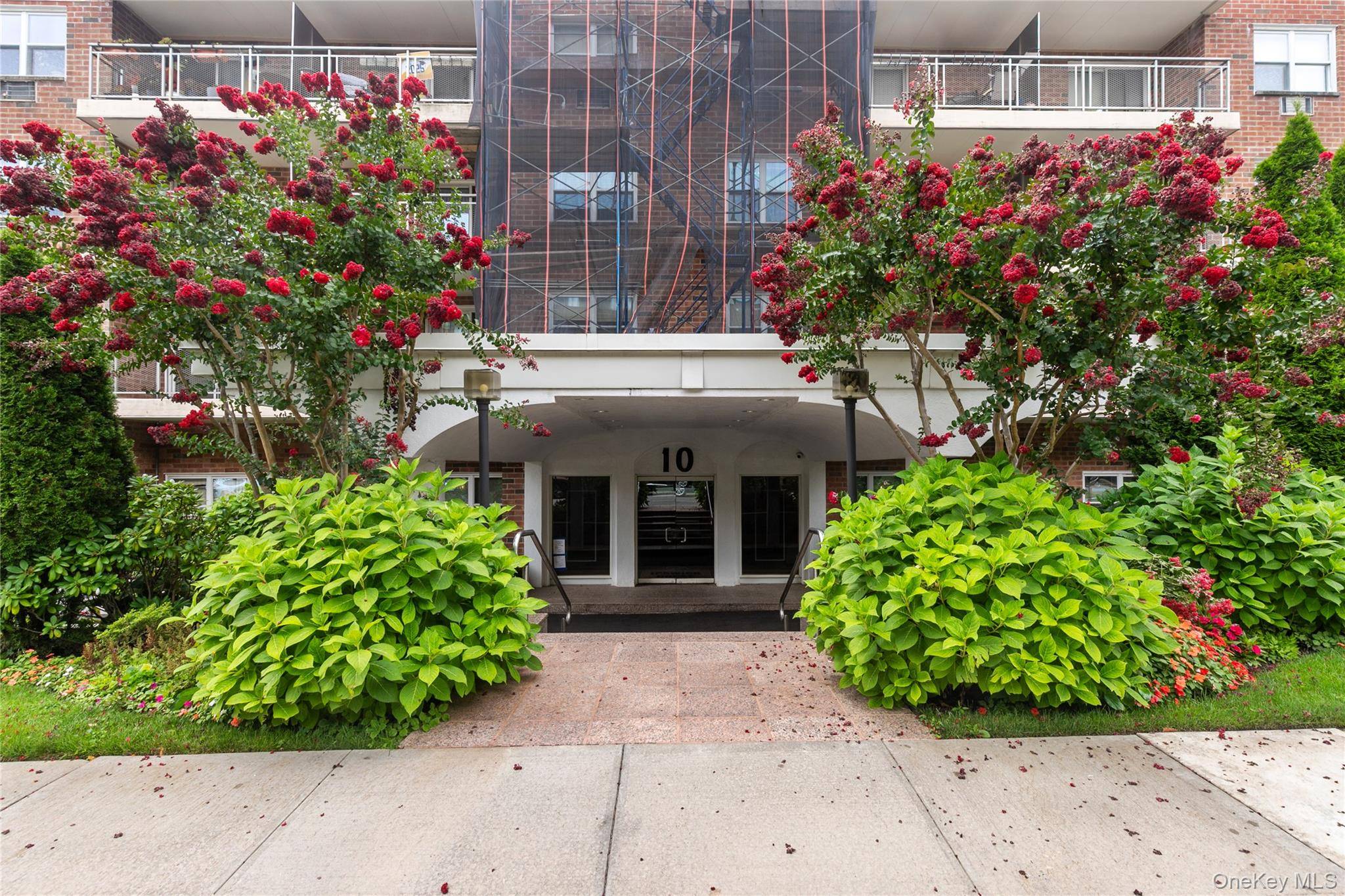 10 Ipswich AVE #Apt. 3I, Great Neck, NY 11021