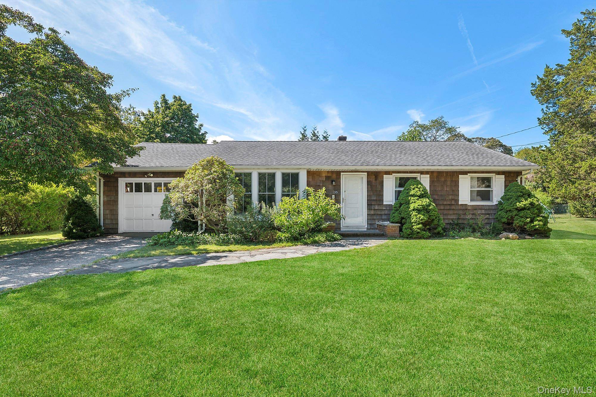 35 Bayberry LN, Sag Harbor, NY 11963