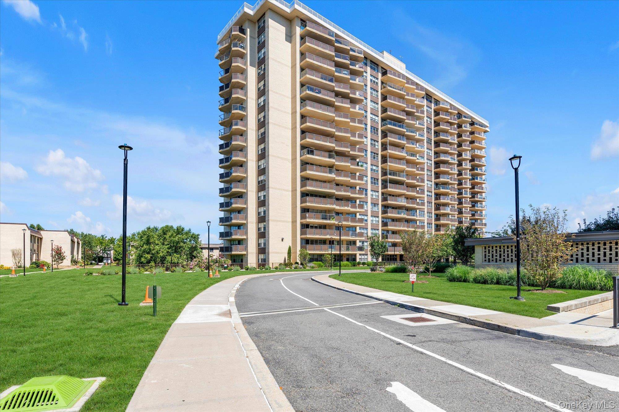 1785 215th ST #17E, Bayside, NY 11360