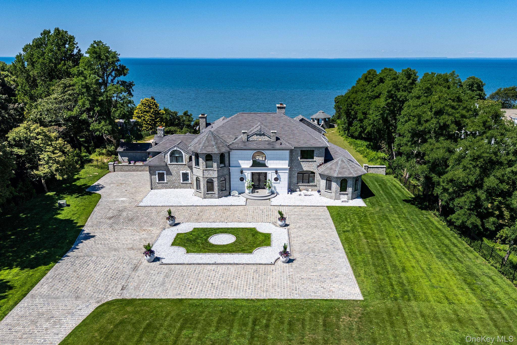 3875 Hallock LN, Mattituck, NY 11952