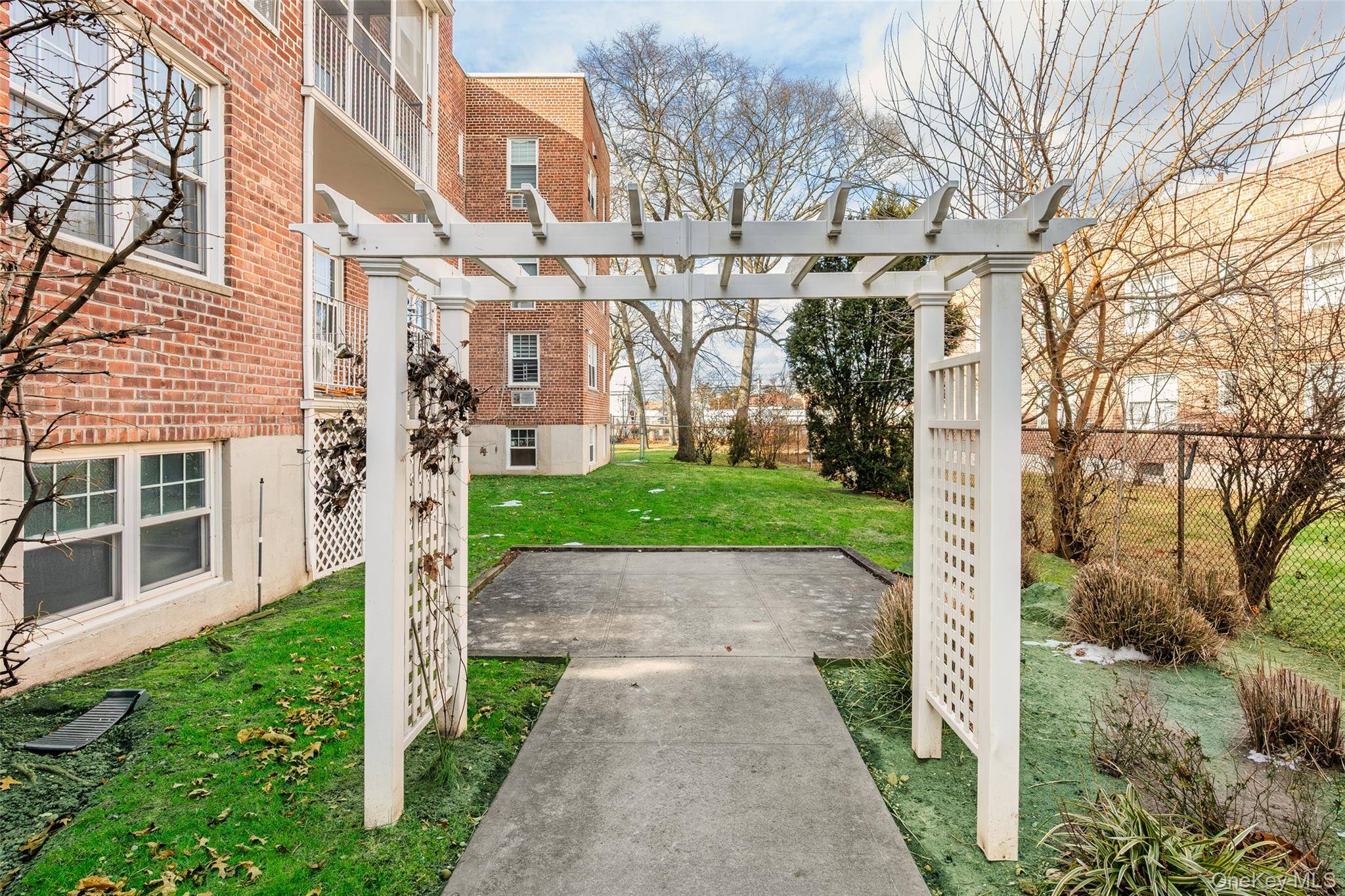 240 Central AVE #2F, Lawrence, NY 11559