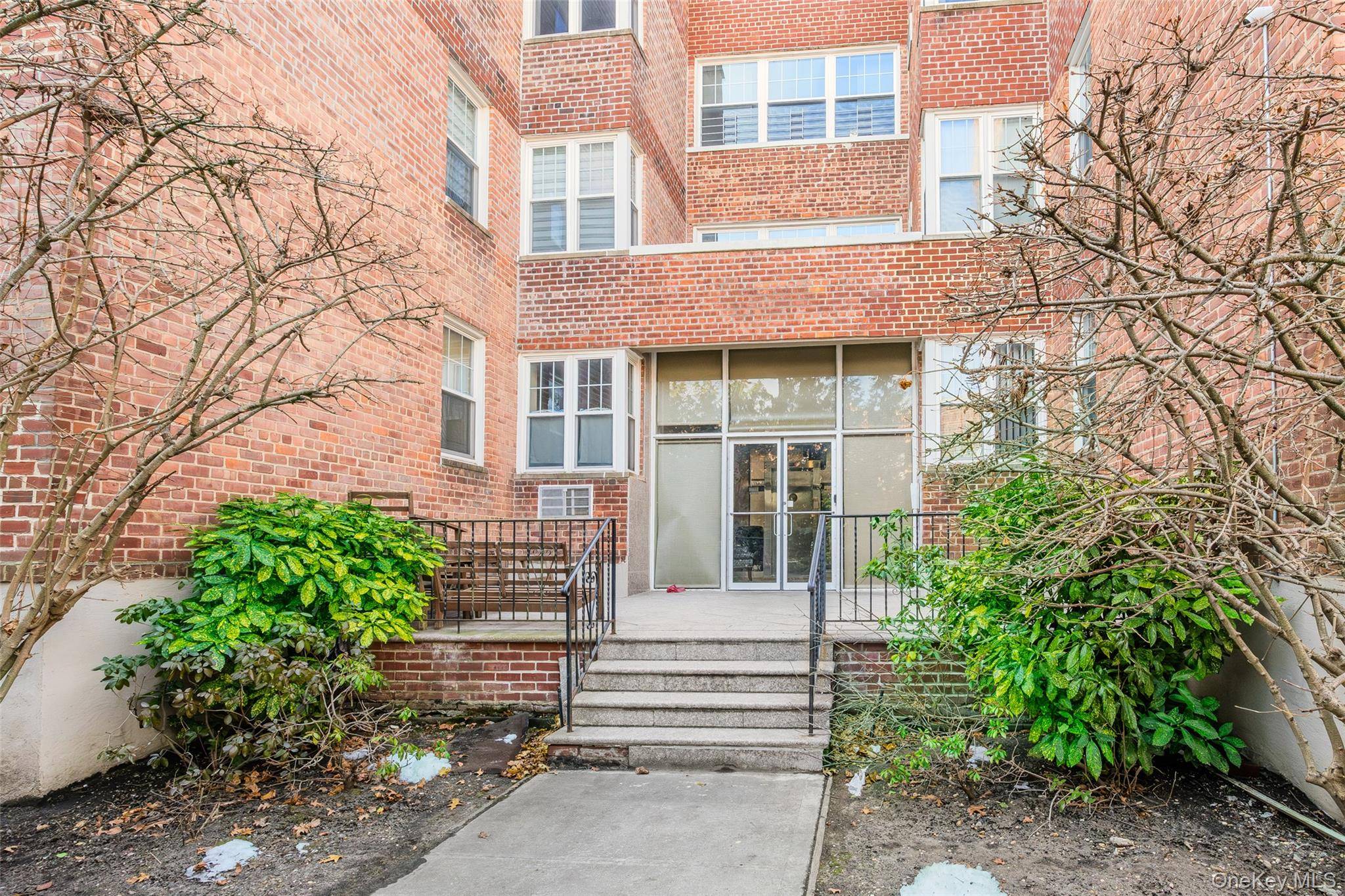 240 Central AVE #2F, Lawrence, NY 11559