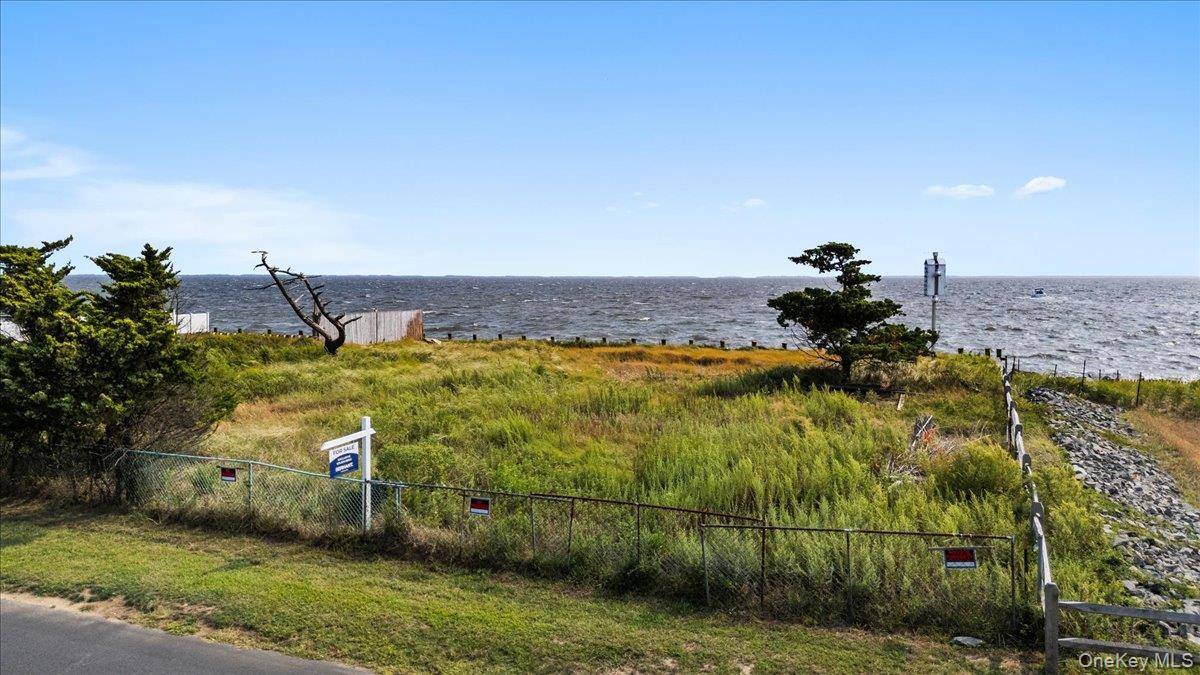 20 S Breeze DR, East Patchogue, NY 11772