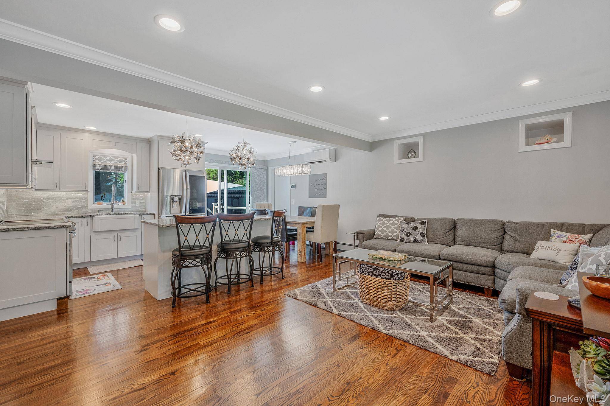 8 Paynes LN, East Quogue, NY 11942