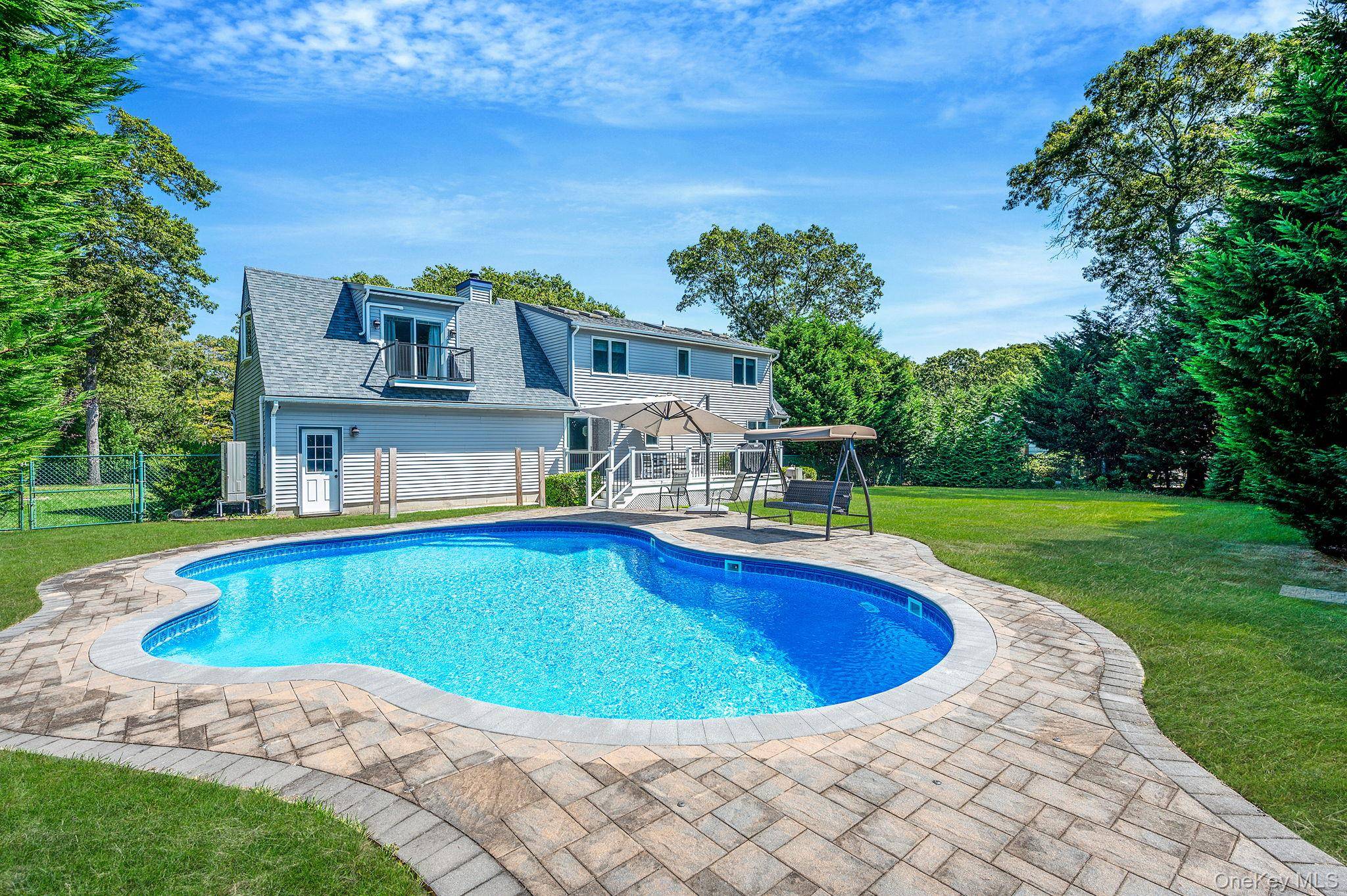 8 Paynes LN, East Quogue, NY 11942