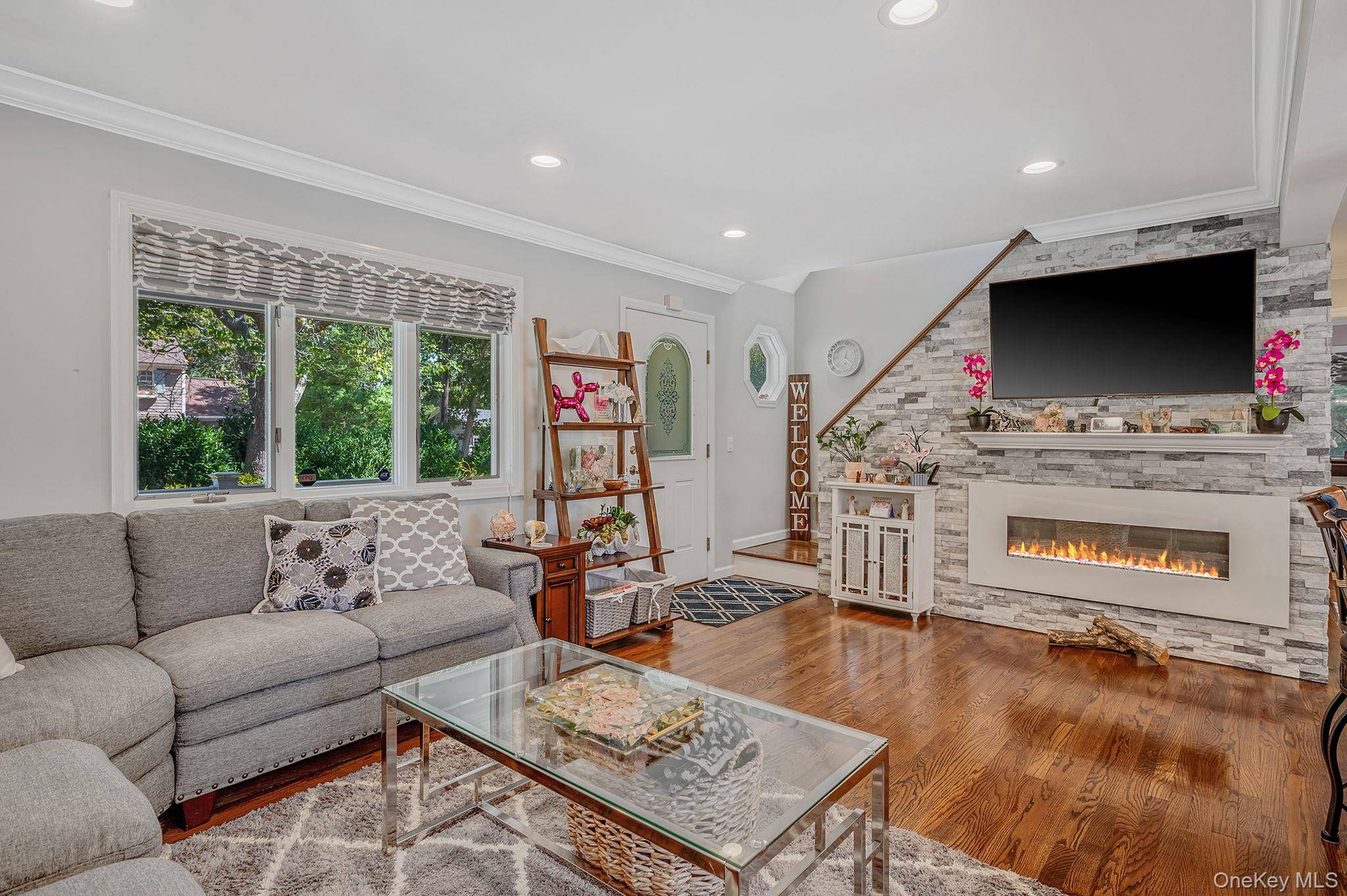 8 Paynes LN, East Quogue, NY 11942
