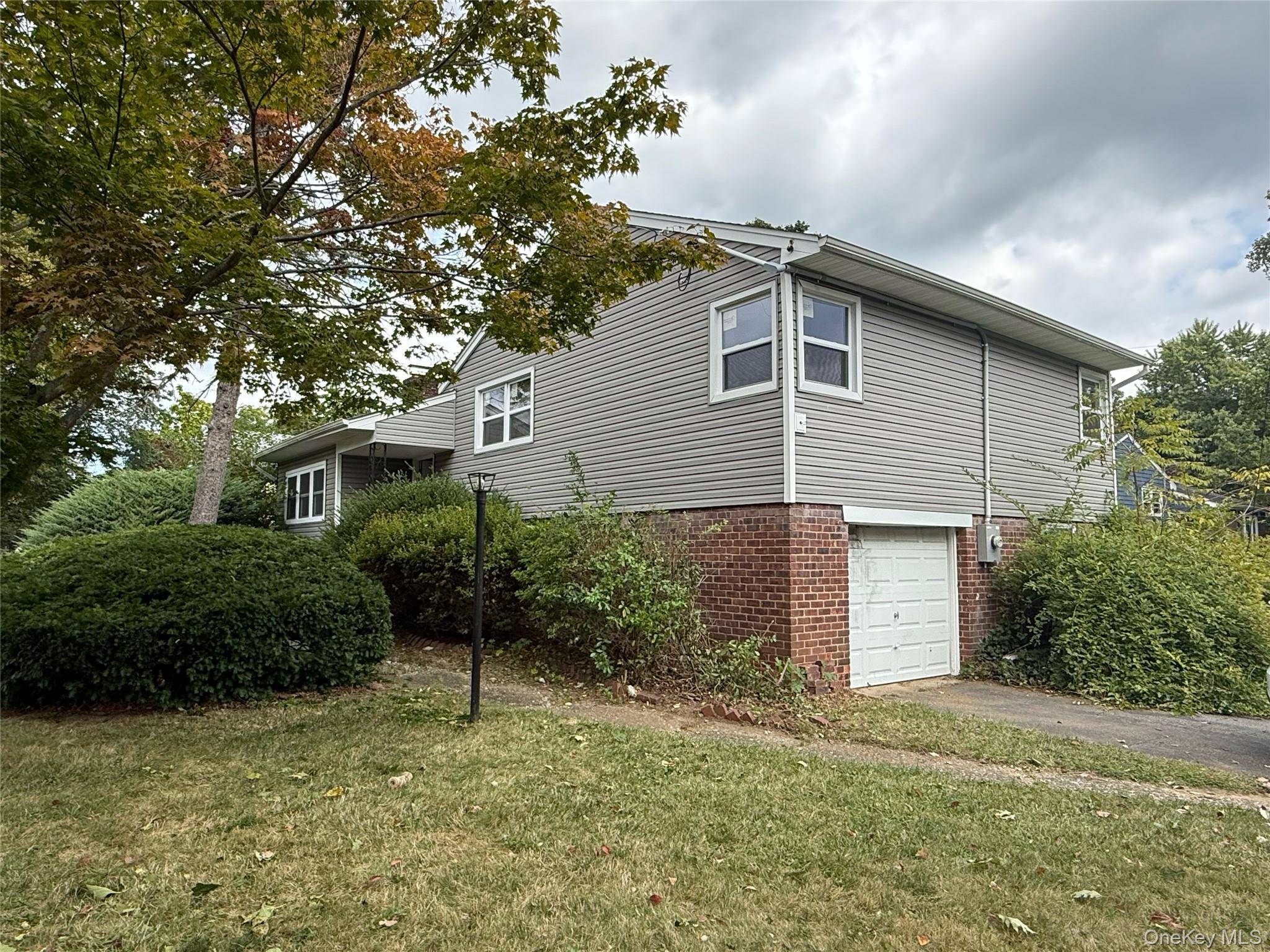 6 Albermarle AVE, Huntington Station, NY 11746