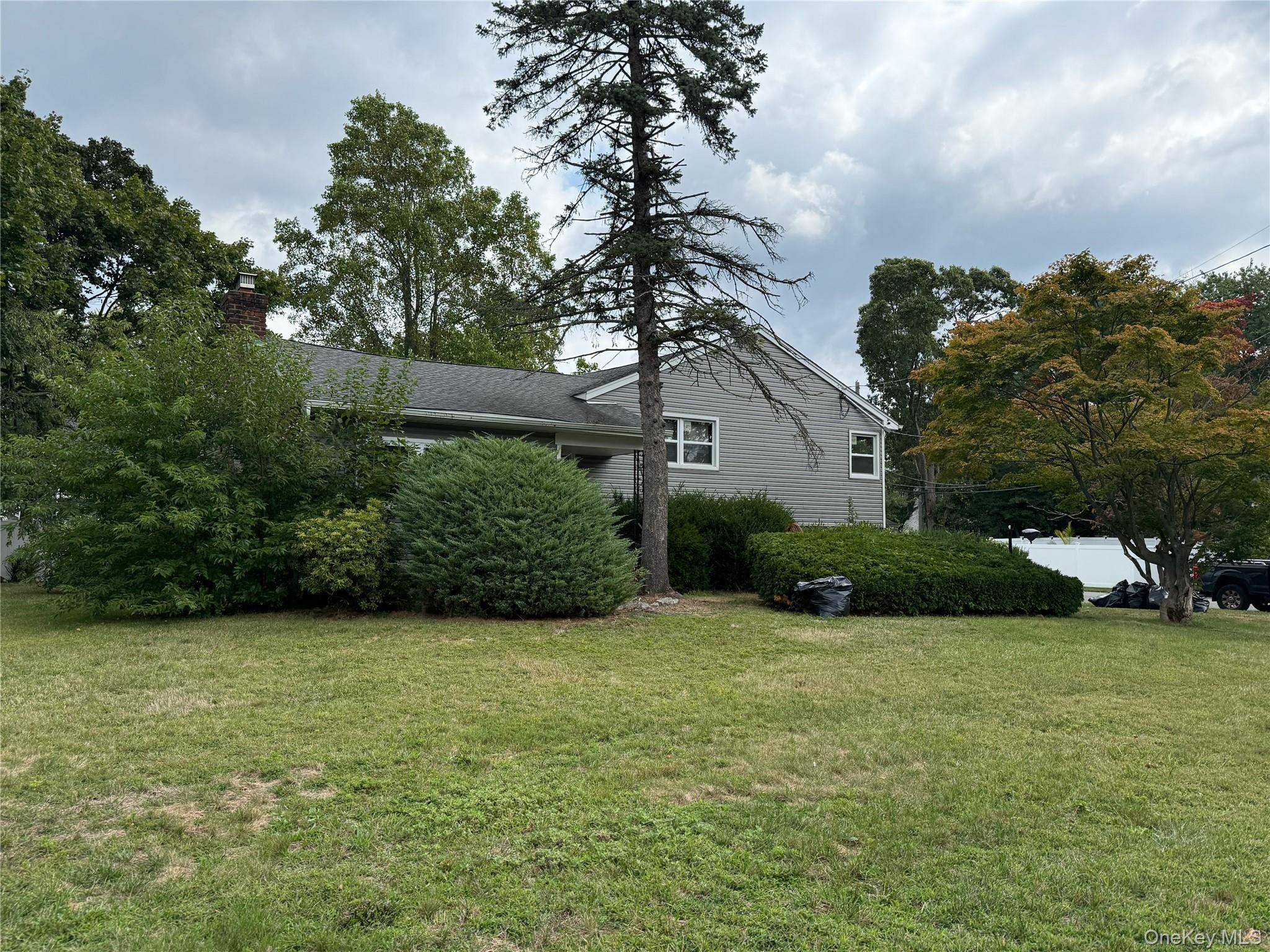 6 Albermarle AVE, Huntington Station, NY 11746