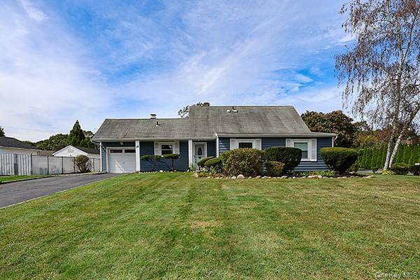 36 Torrey Pine LN, Medford, NY 11763