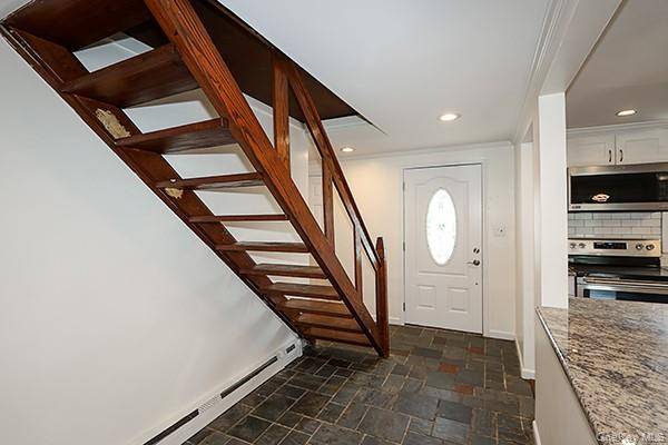 36 Torrey Pine LN, Medford, NY 11763