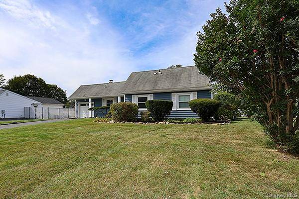 36 Torrey Pine LN, Medford, NY 11763