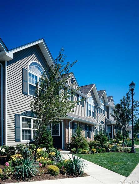 300 Overlook DR #65, Farmingville, NY 11738