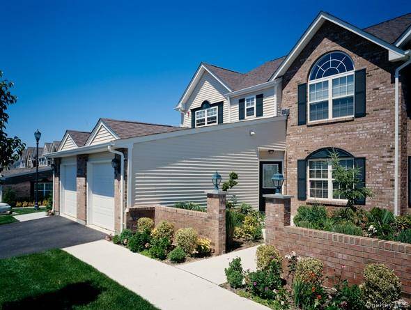 300 Overlook DR #65, Farmingville, NY 11738