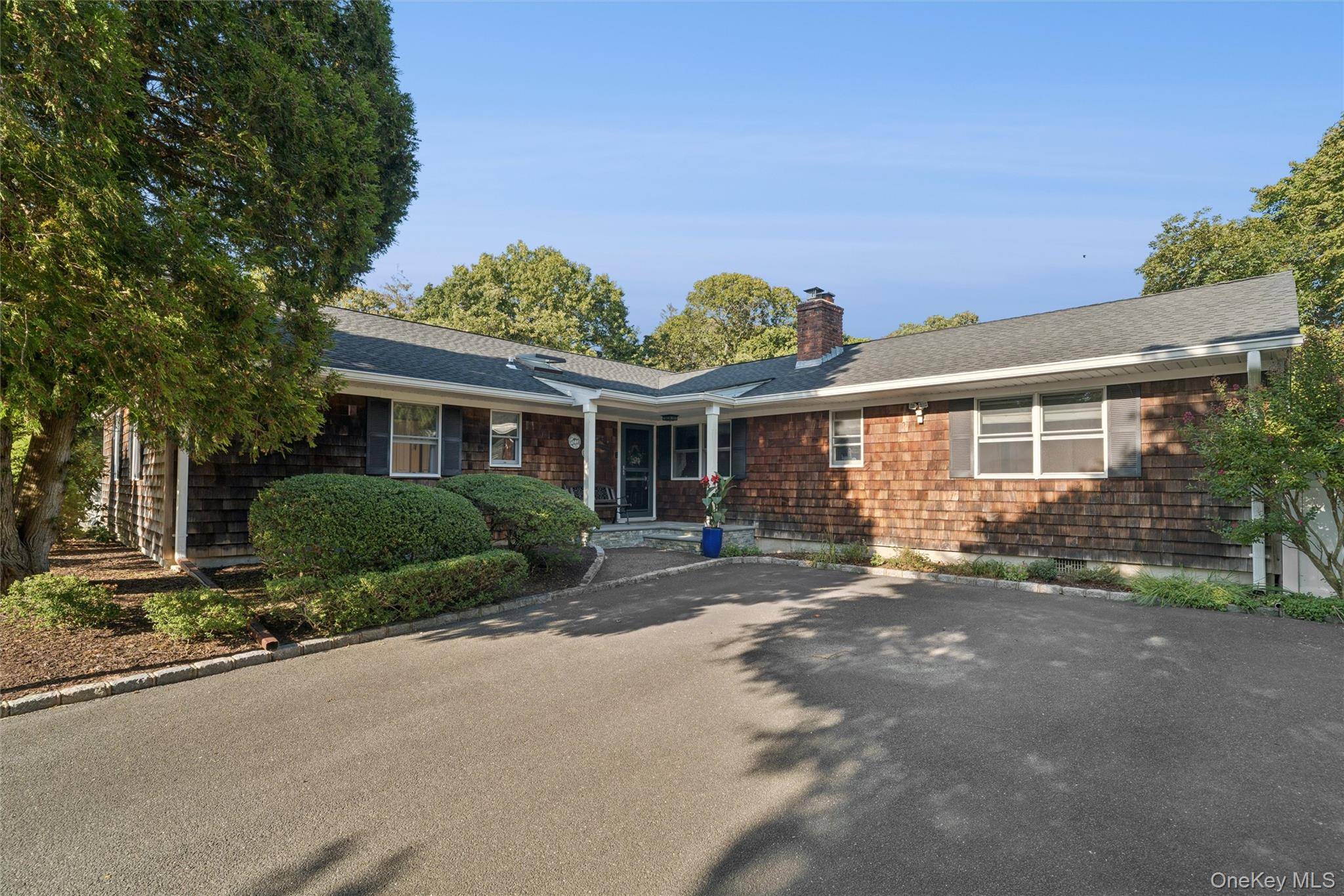 9 Monte LN, Center Moriches, NY 11934