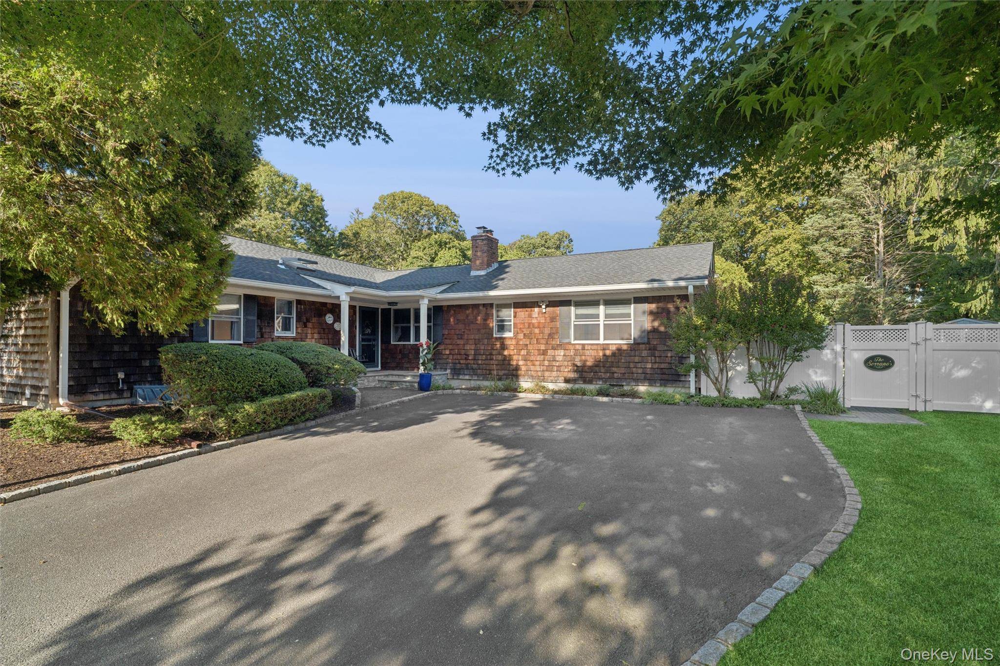 9 Monte LN, Center Moriches, NY 11934