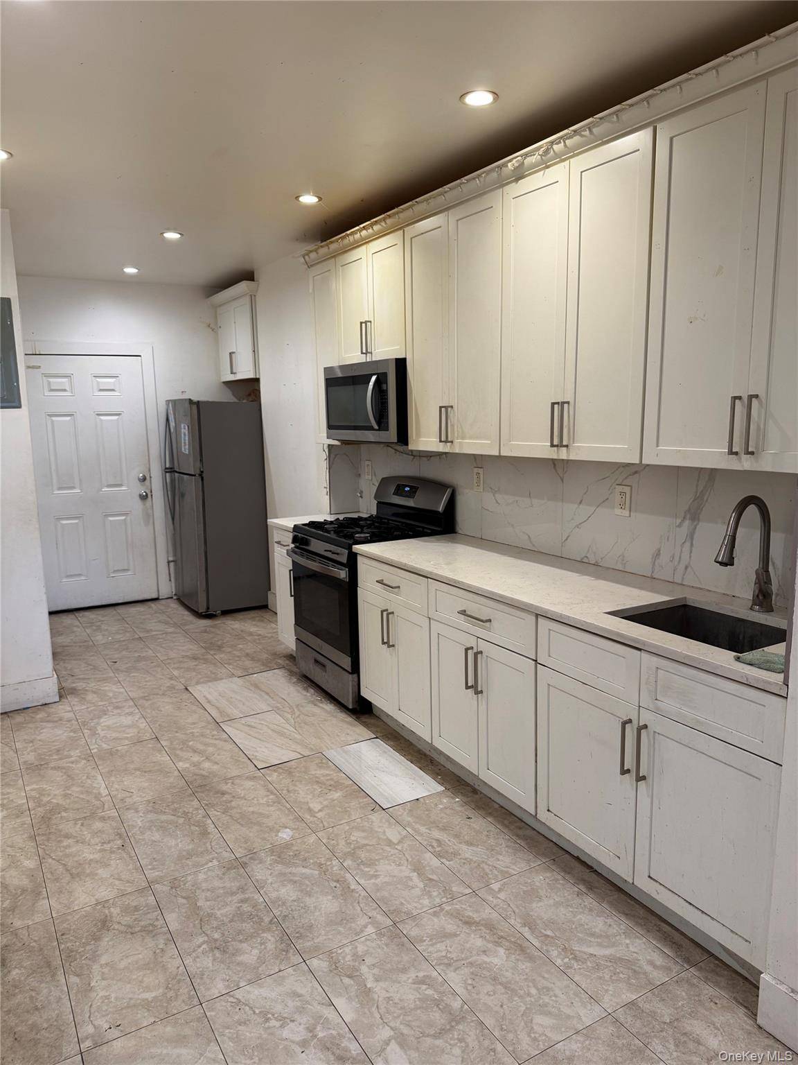 737 SHEFFIELD AVE #1R, Brooklyn, NY 11207
