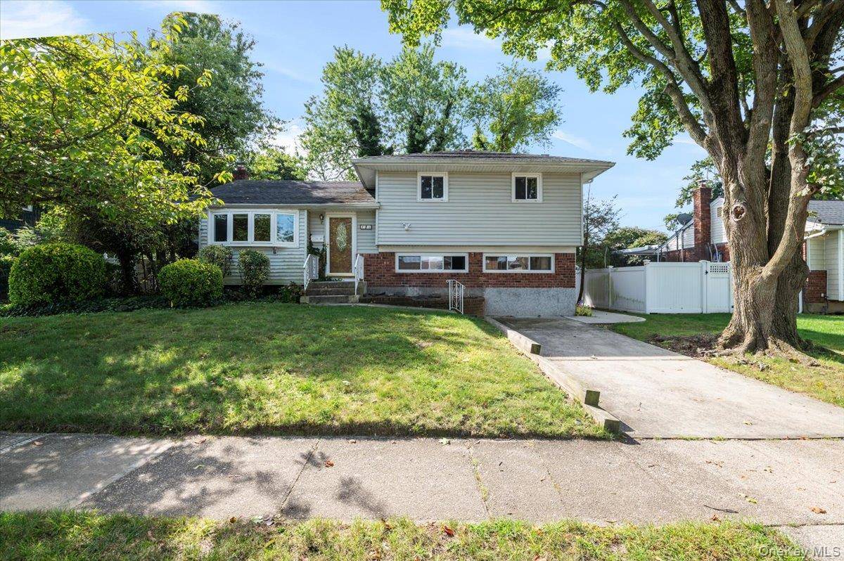 15 Alma LN, Plainview, NY 11803
