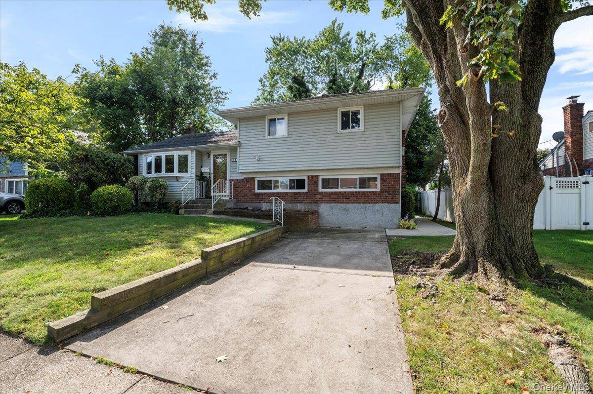 15 Alma LN, Plainview, NY 11803