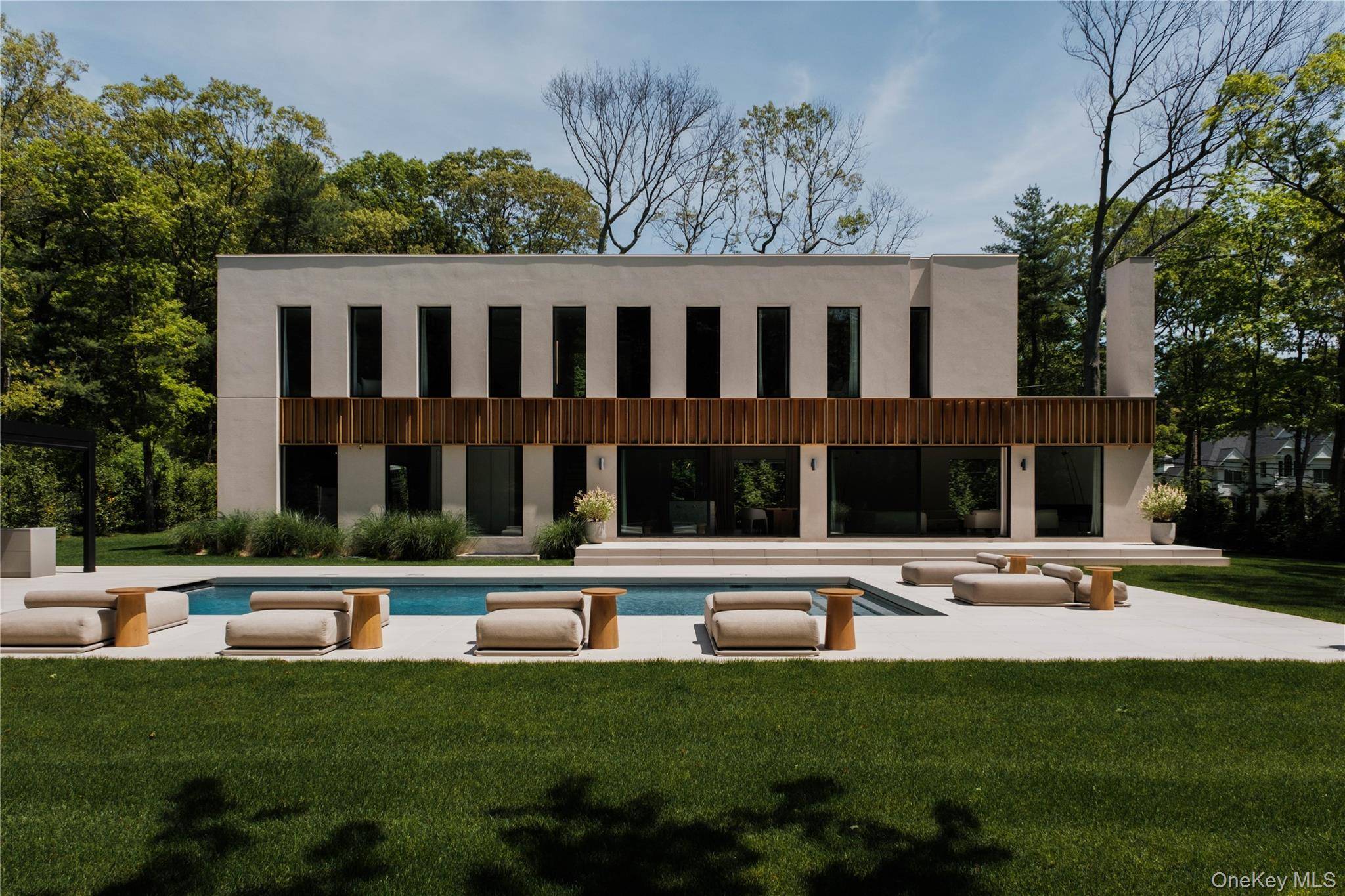 96 Godfrey LN, Huntington, NY 11743