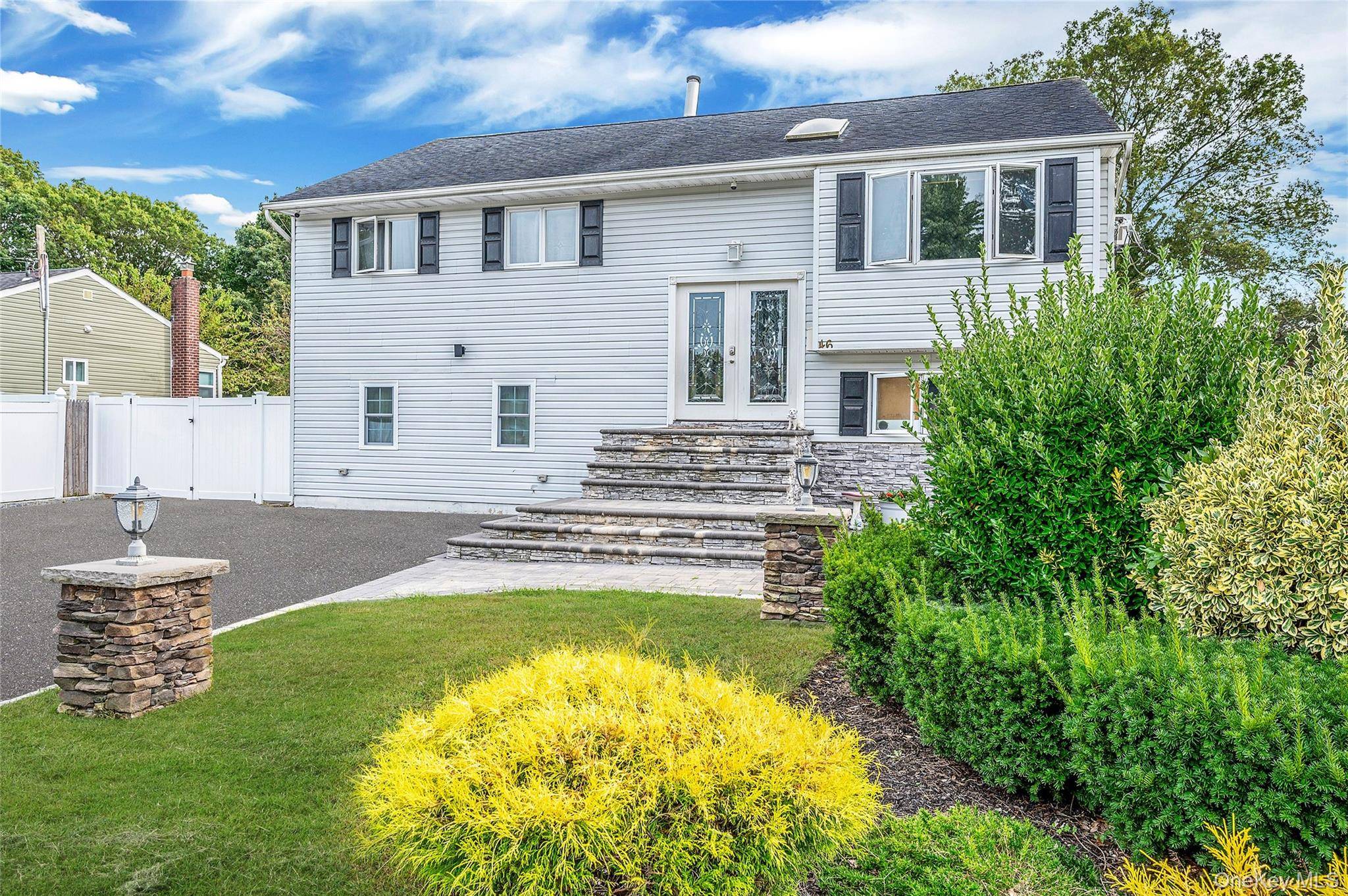 46 W Willow ST, Brentwood, NY 11717