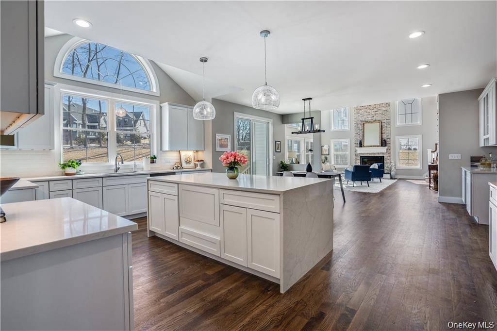 16 Kingwood LN, Poughkeepsie, NY 12601