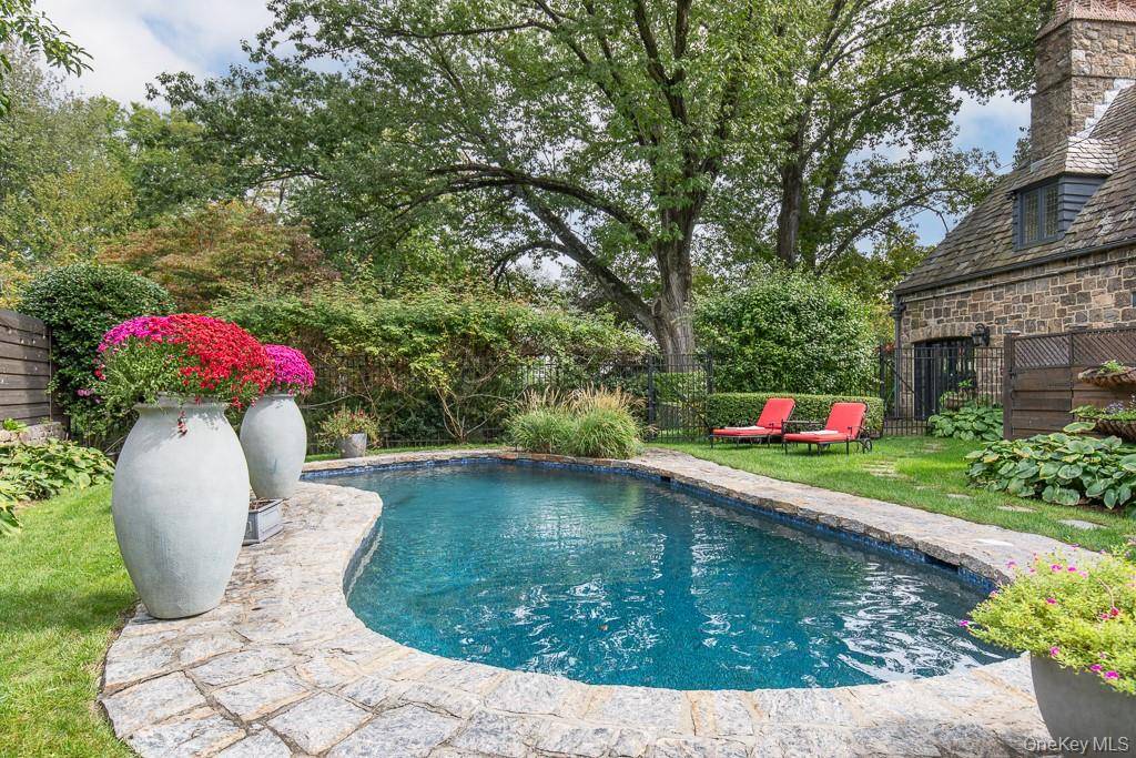 21 Hampshire RD, Bronxville, NY 10708