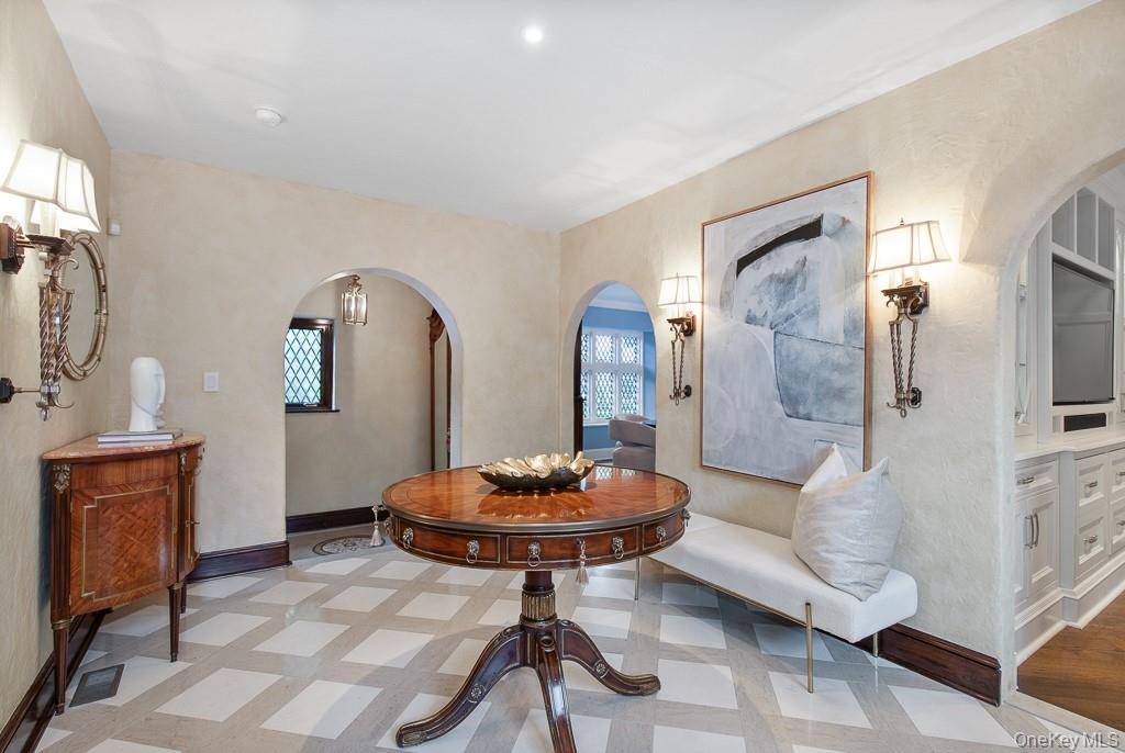 21 Hampshire RD, Bronxville, NY 10708