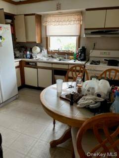 32 Nearwater AVE, Massapequa, NY 11758