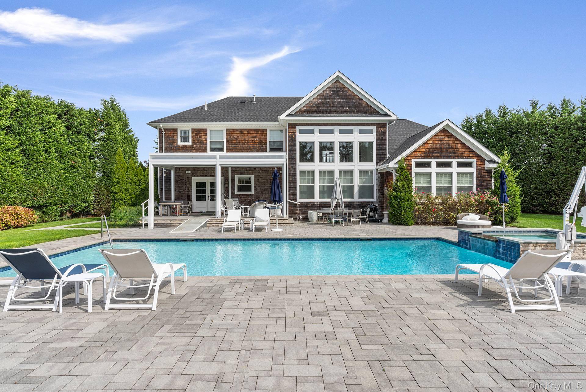 4 Spring LN, Southampton, NY 11968