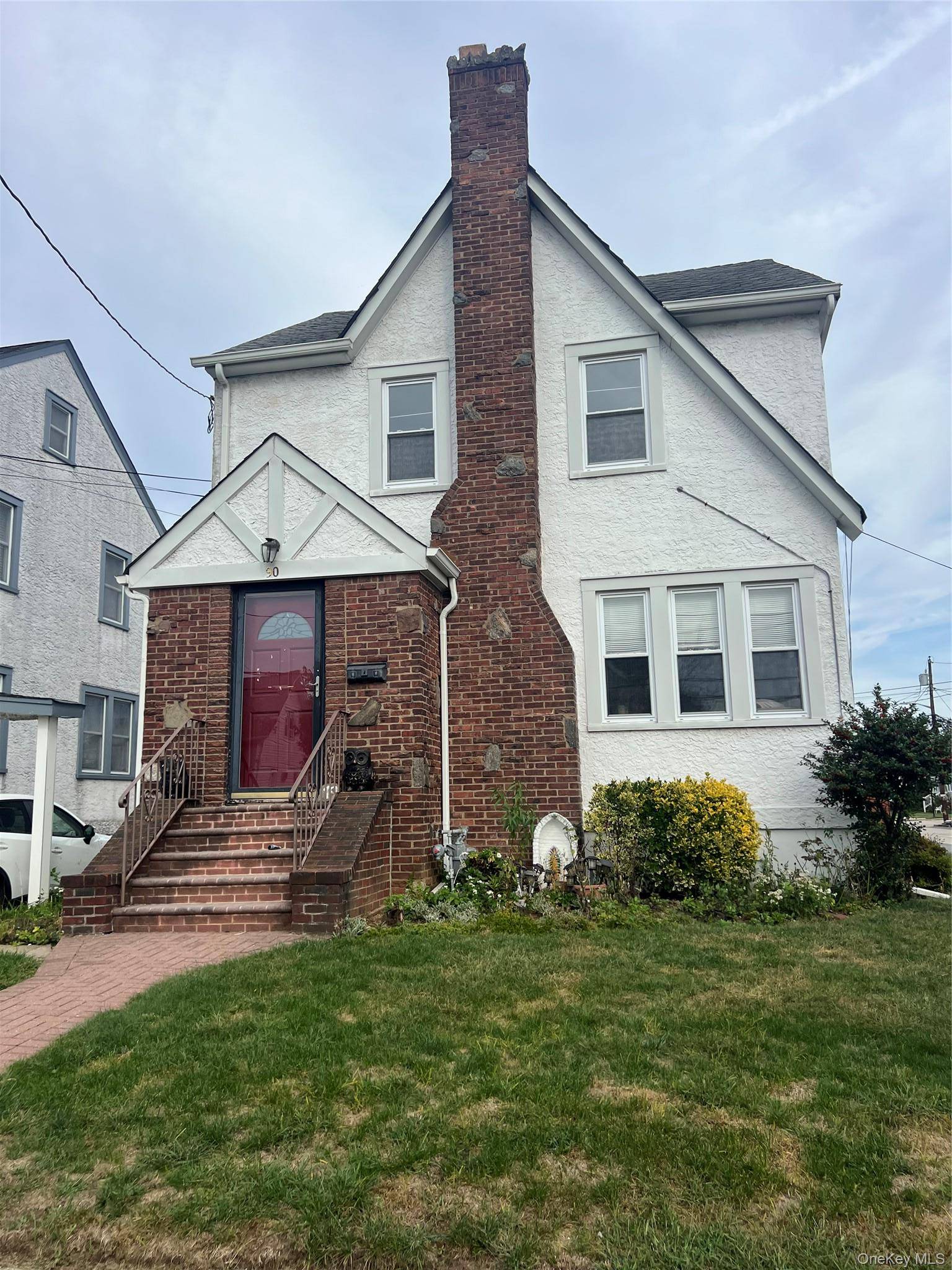 90 Pearsall AVE, Lynbrook, NY 11563