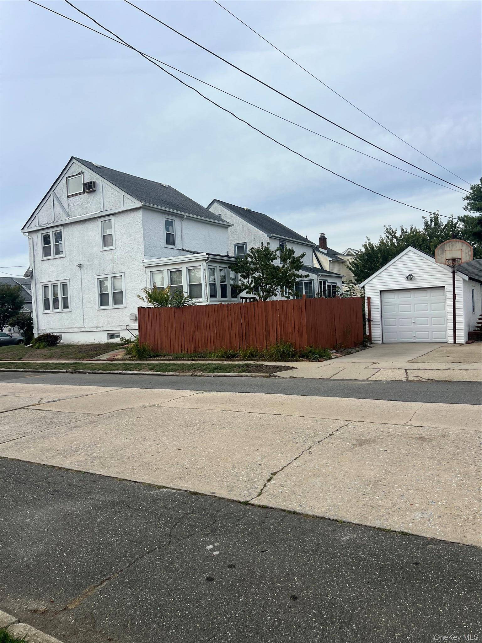 90 Pearsall AVE, Lynbrook, NY 11563