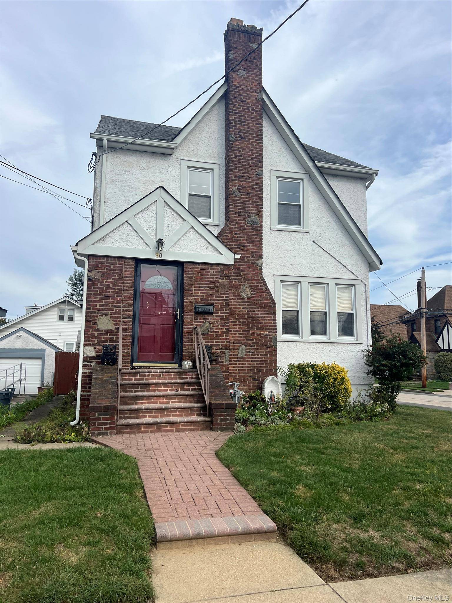90 Pearsall AVE, Lynbrook, NY 11563